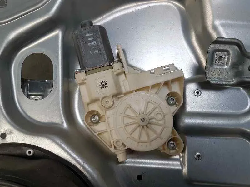 Elevalunas Delantero Derecho para Ford Focus Berlina (Cap)