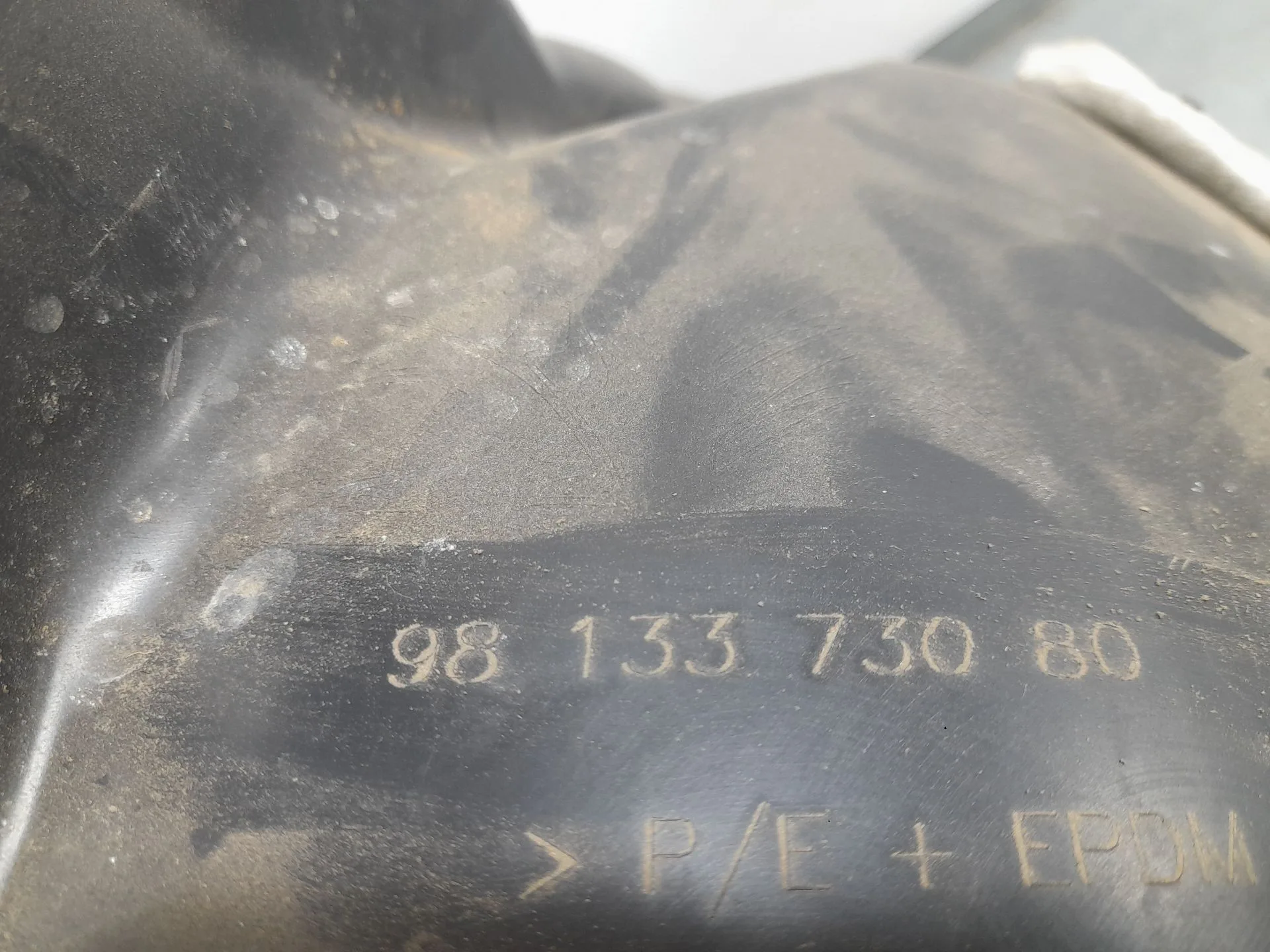Plastico Pase Rueda Del. Izq. para Peugeot 508