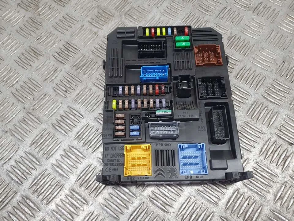 Caja Reles / Fusibles para Peugeot 2008 (P1)
