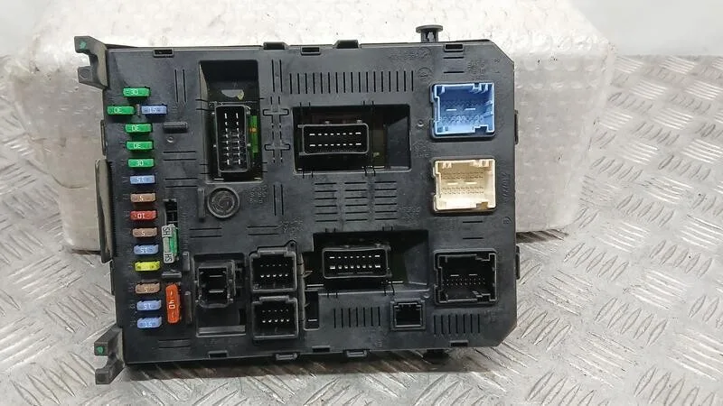 Caja Reles / Fusibles para Citroën C4 Berlina
