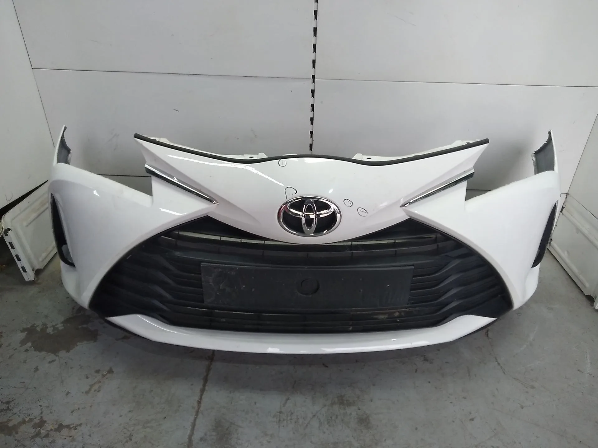 Paragolpes Delantero para Toyota Yaris (_P13_)