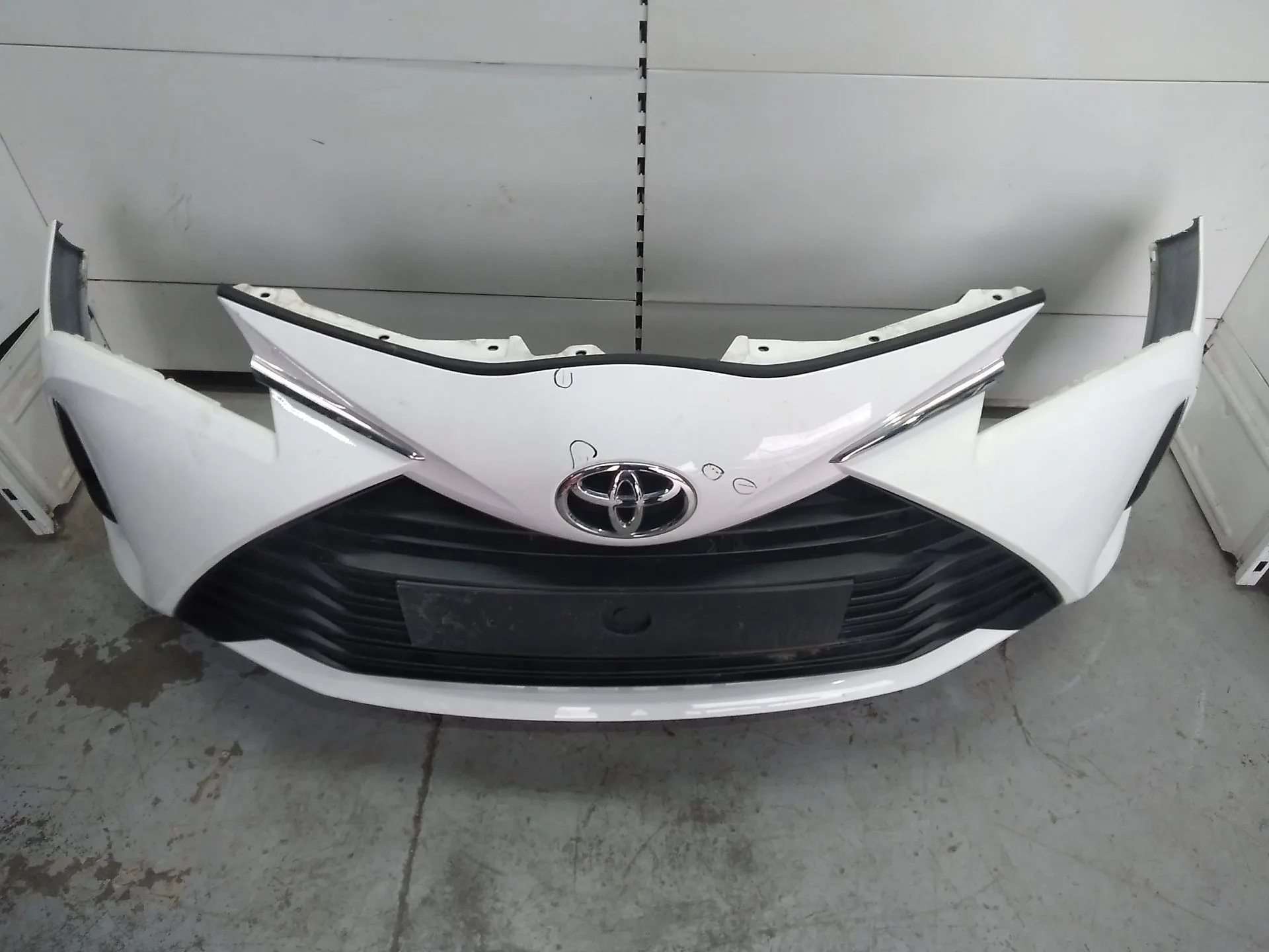 Paragolpes Delantero para Toyota Yaris (_P13_)