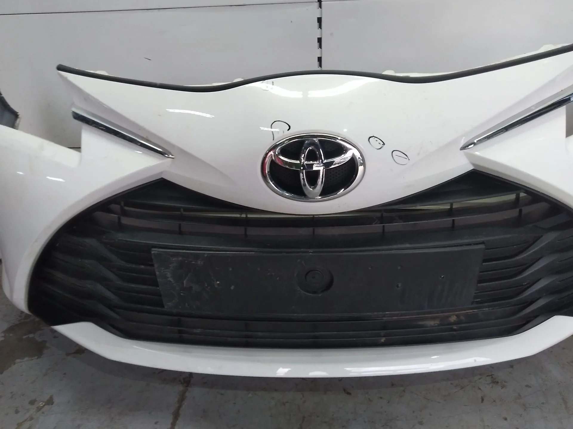 Paragolpes Delantero para Toyota Yaris (_P13_)