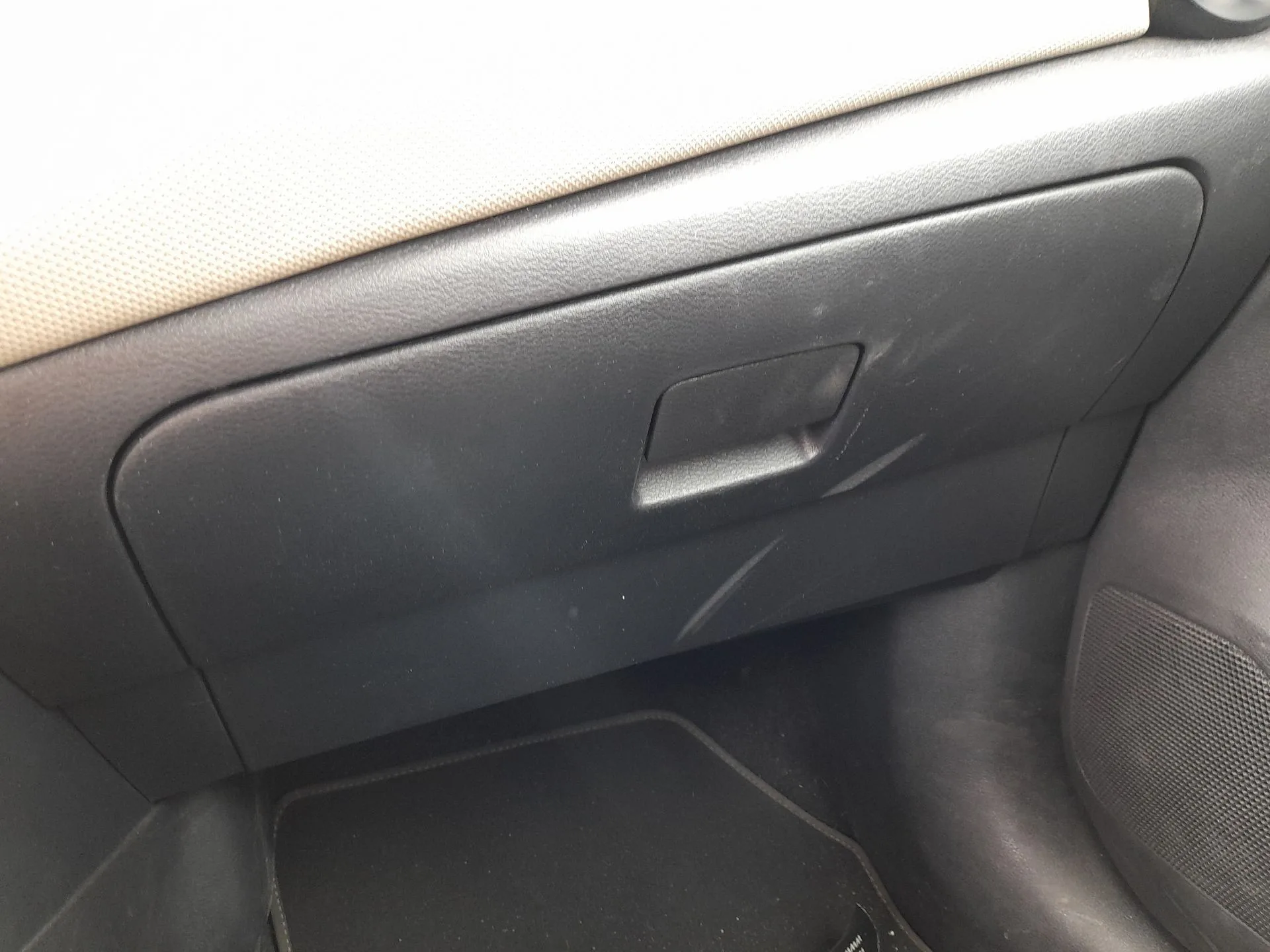 Guantera para Nissan Micra V (K14)