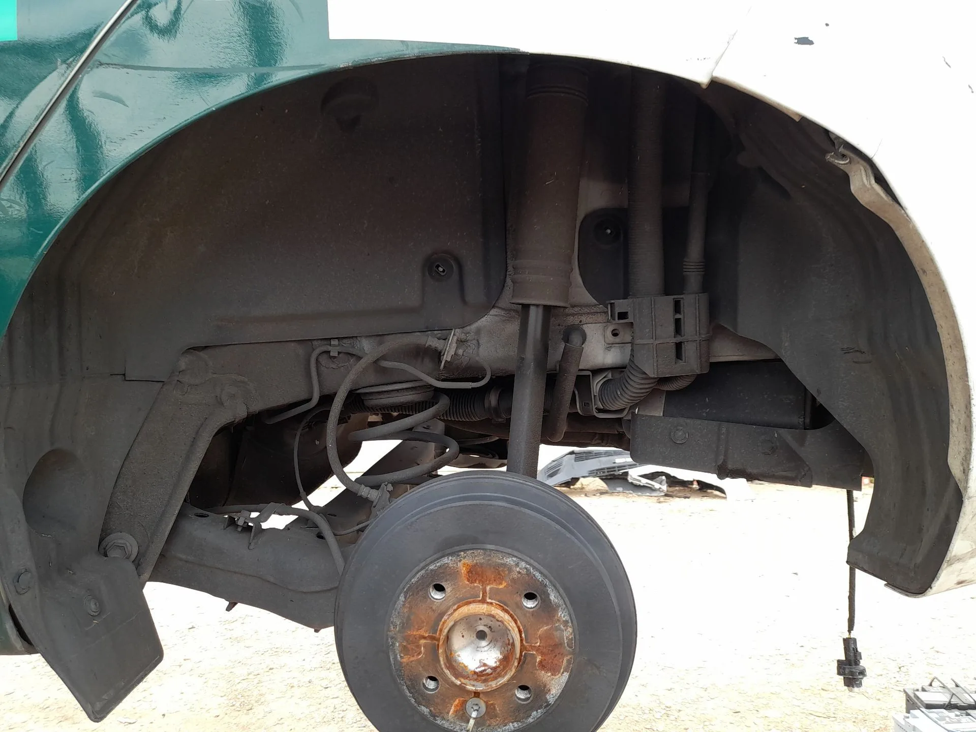 Plastico Pase Rueda Tras. Izq. para Nissan Micra V (K14)