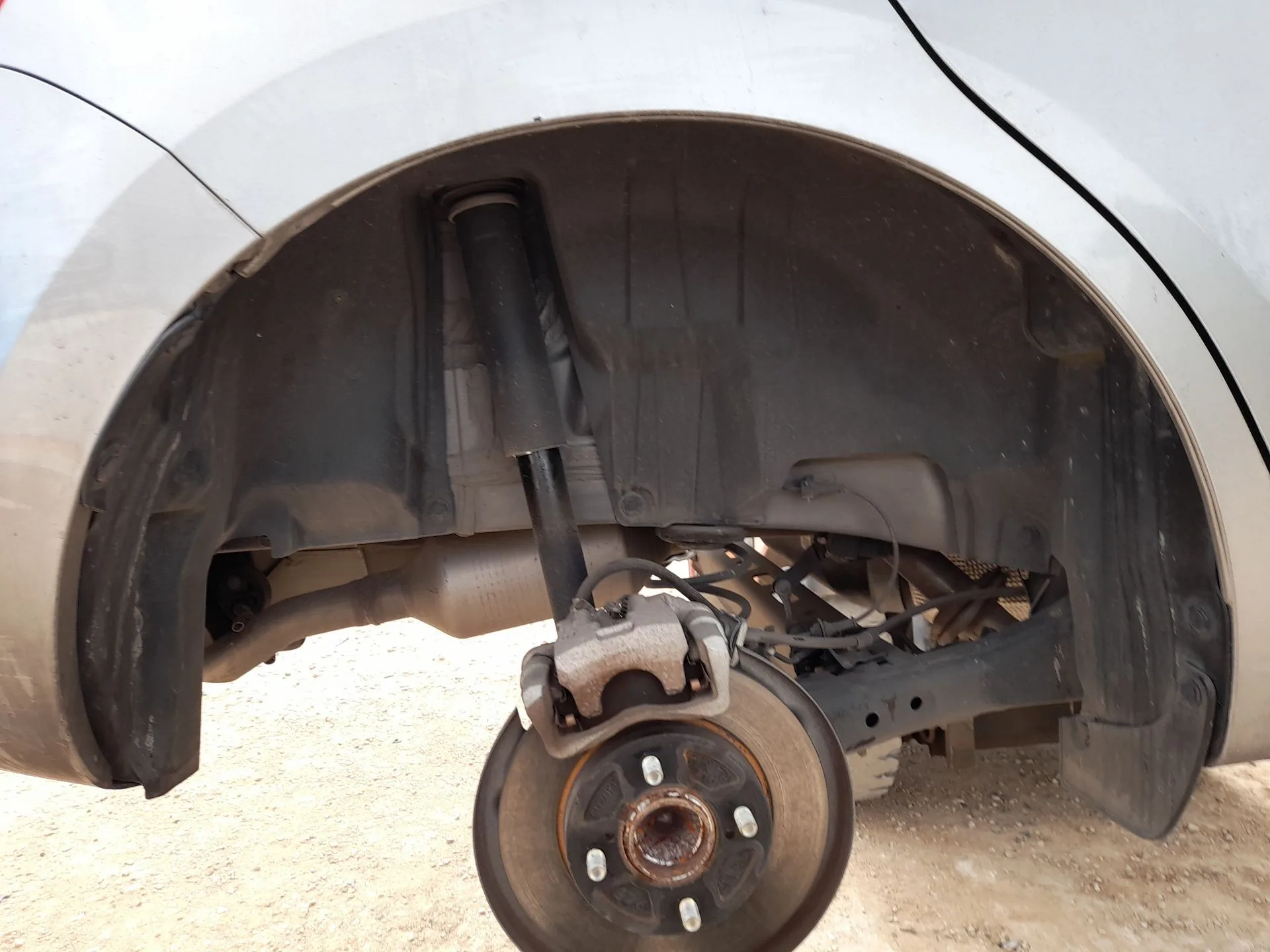 Plastico Pase Rueda Tras. Dch. para Suzuki Swift V (Az)
