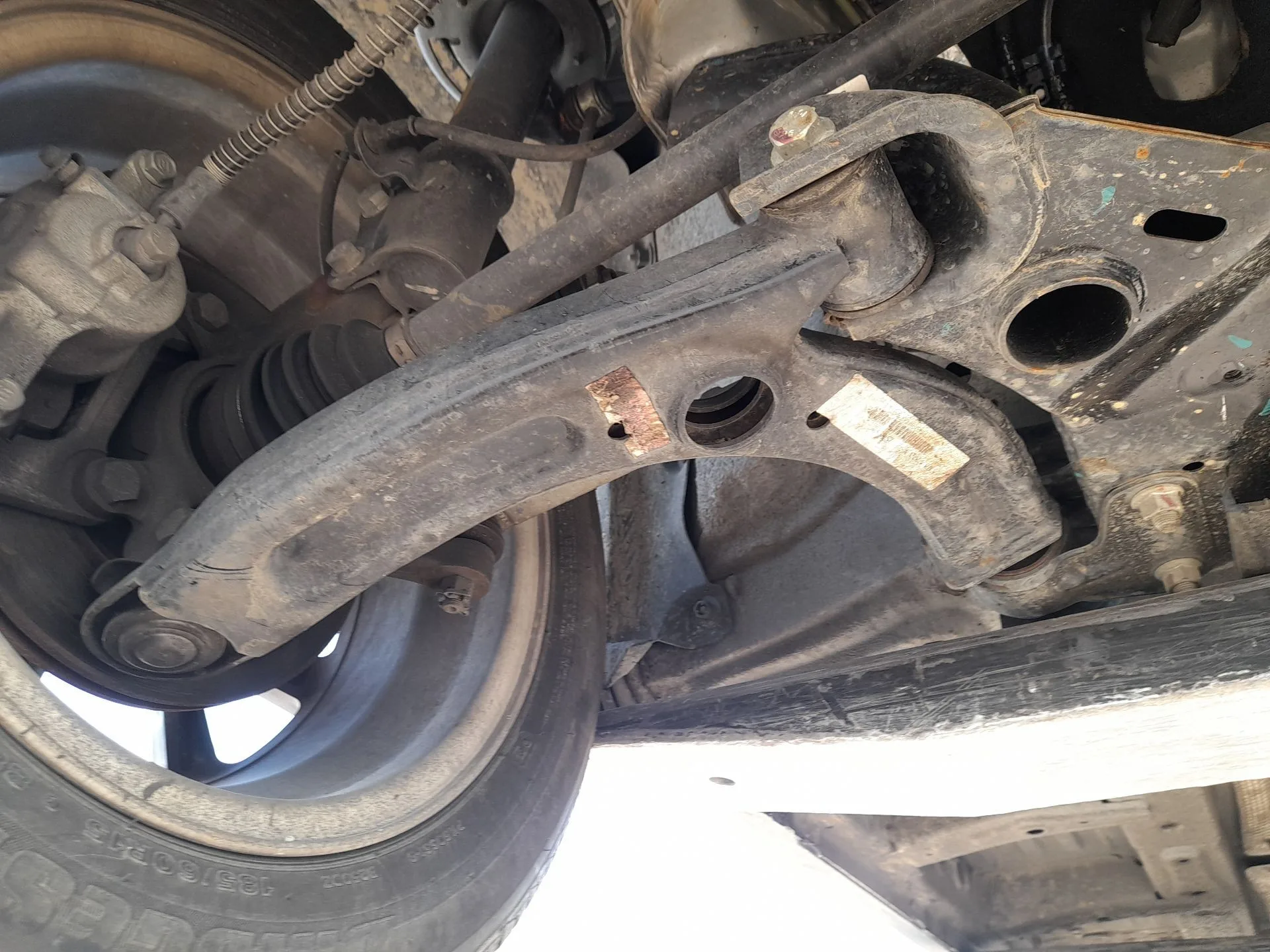 Brazo Suspension Inferior Delantero Derecho para Mahindra Kuv 100 Nxt