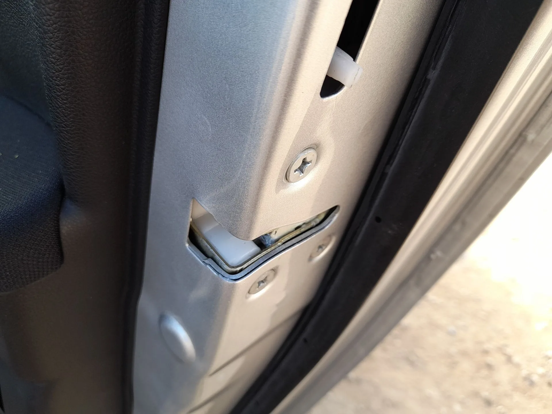 Cerradura Puerta Trasera Derecha para Mahindra Kuv 100 Nxt