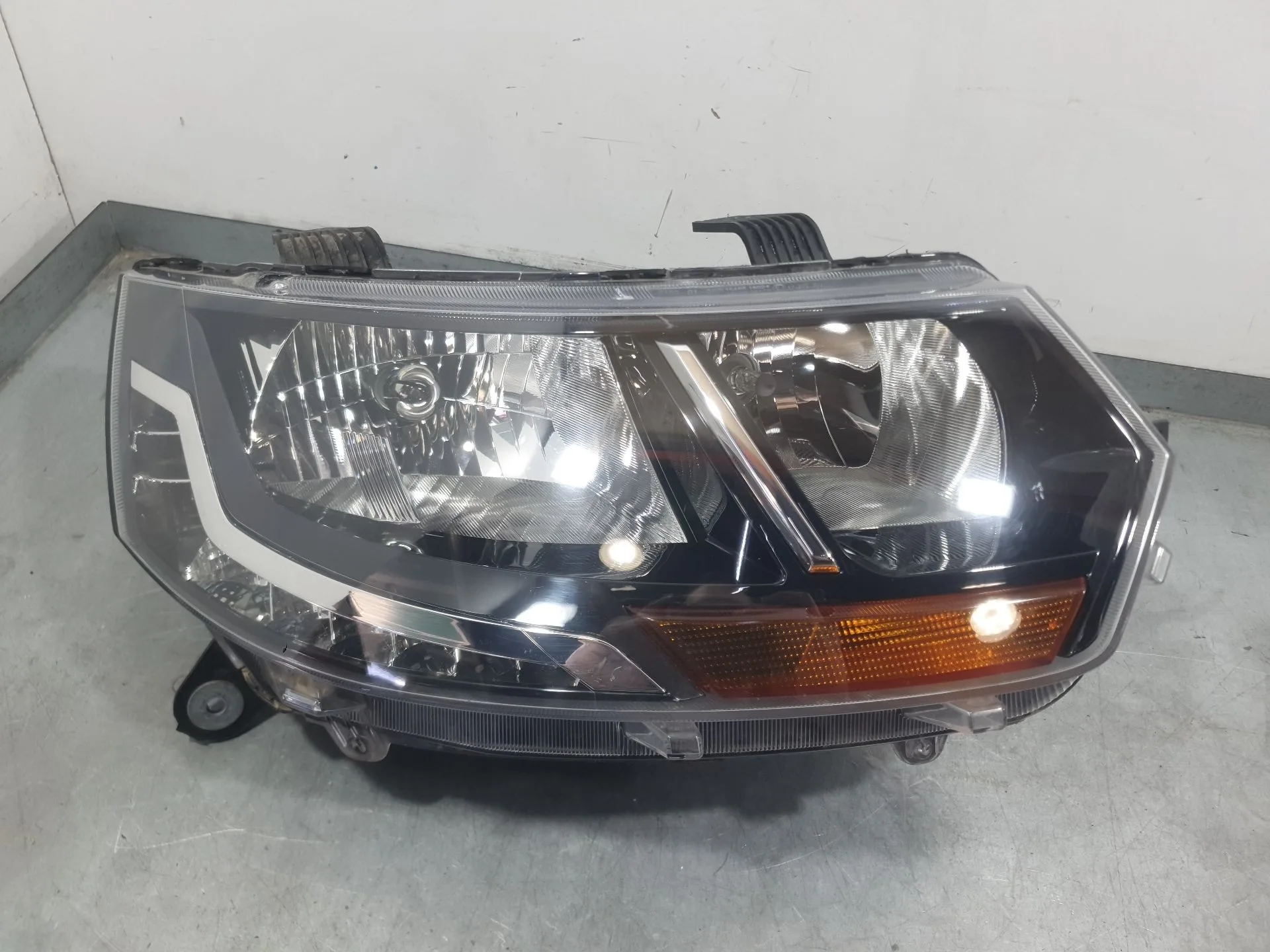 Faro Derecho para Mahindra Kuv 100 Nxt