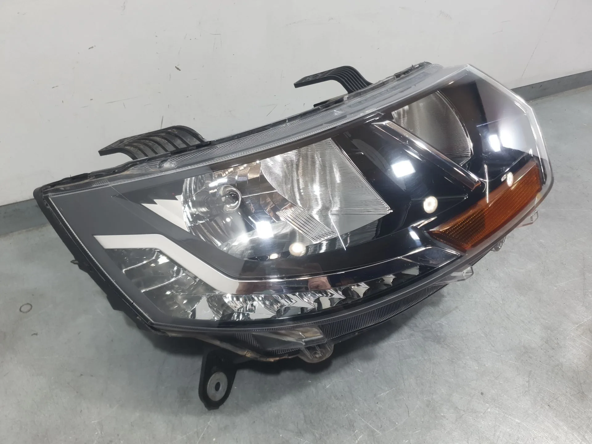Faro Derecho para Mahindra Kuv 100 Nxt