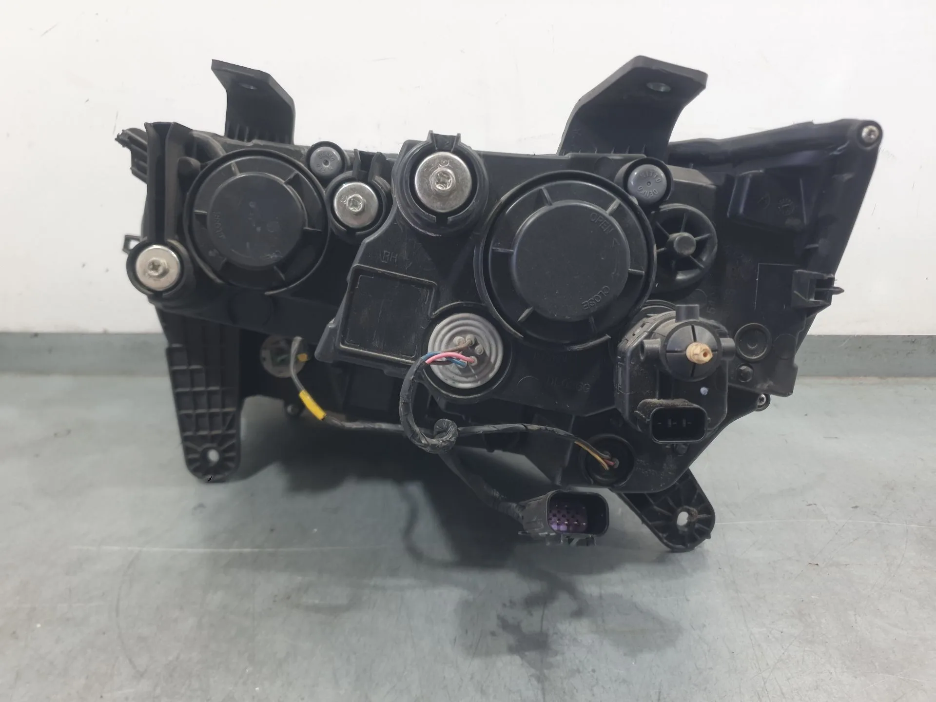 Faro Derecho para Mahindra Kuv 100 Nxt