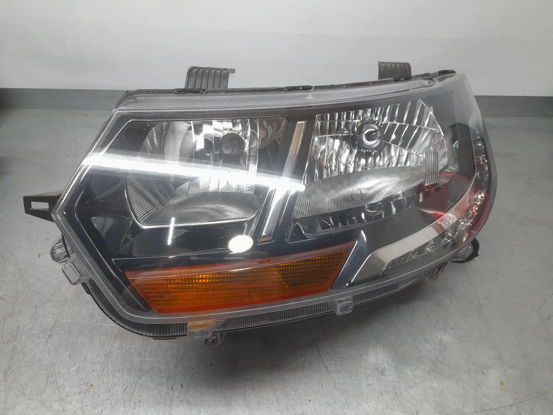 Faro Izquierdo para Mahindra Kuv 100 Nxt