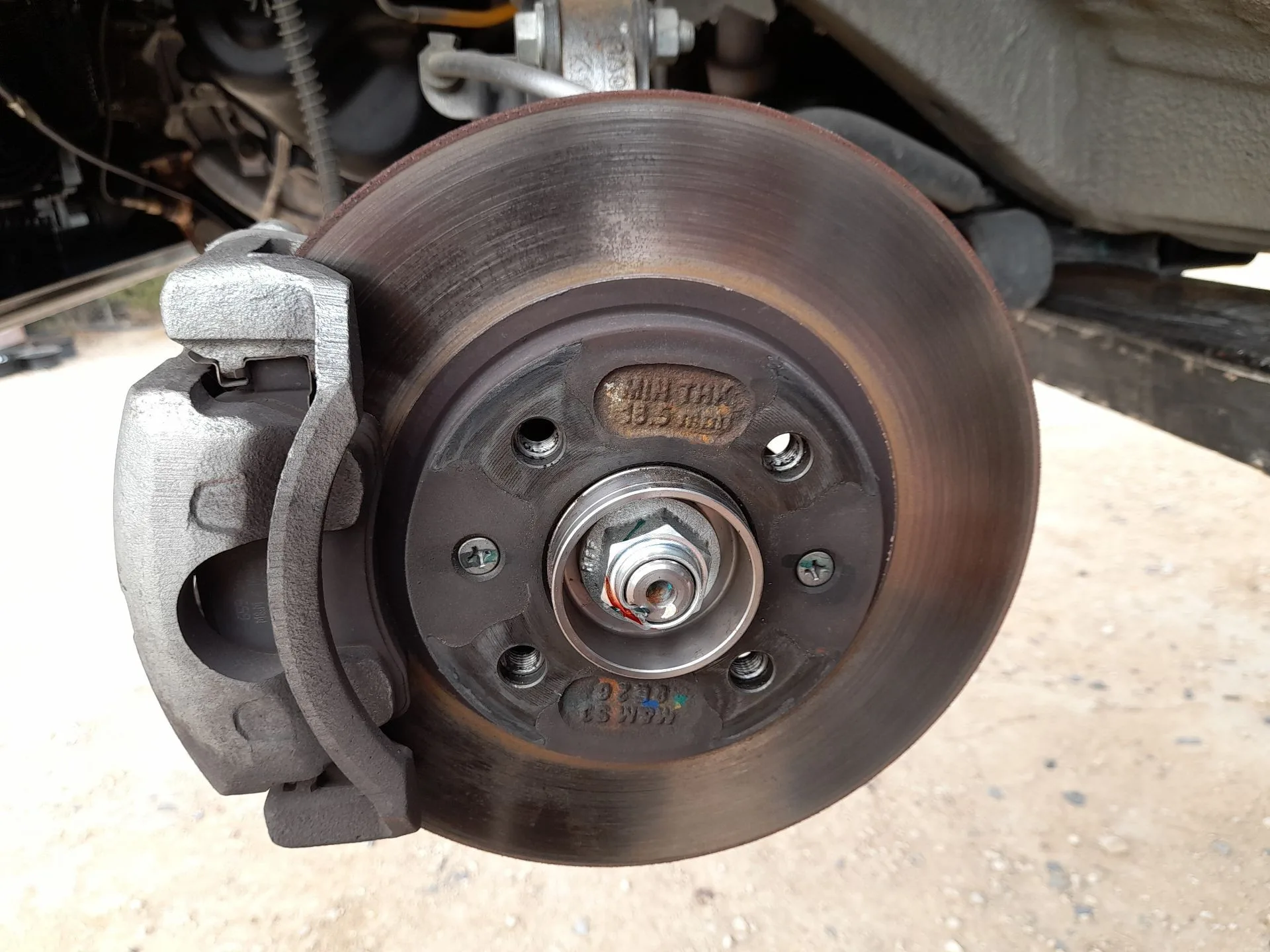 Mangueta Delantera Izquierda para Mahindra Kuv 100 Nxt