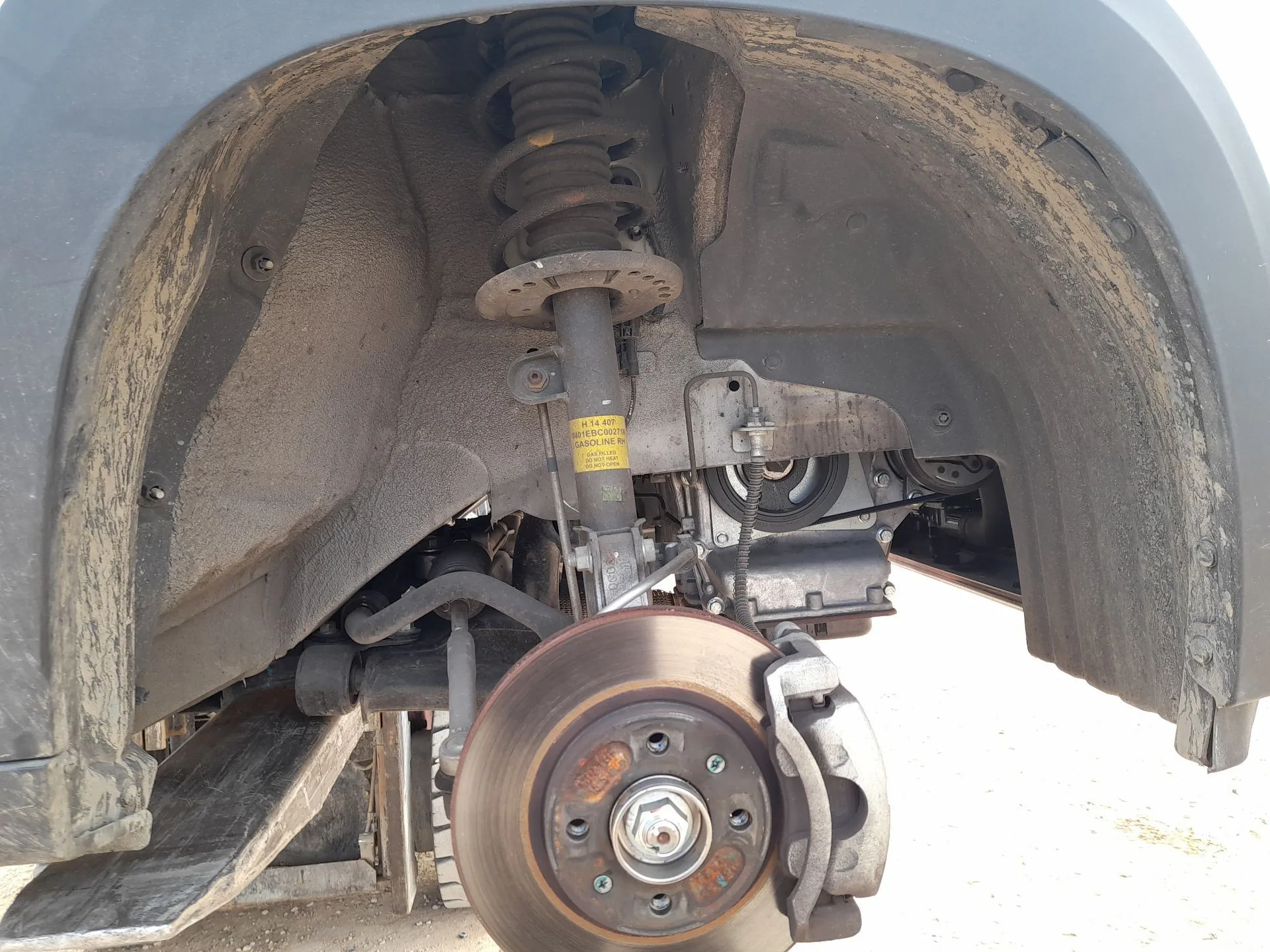 Plastico Pase Rueda Del. Dch. para Mahindra Kuv 100 Nxt