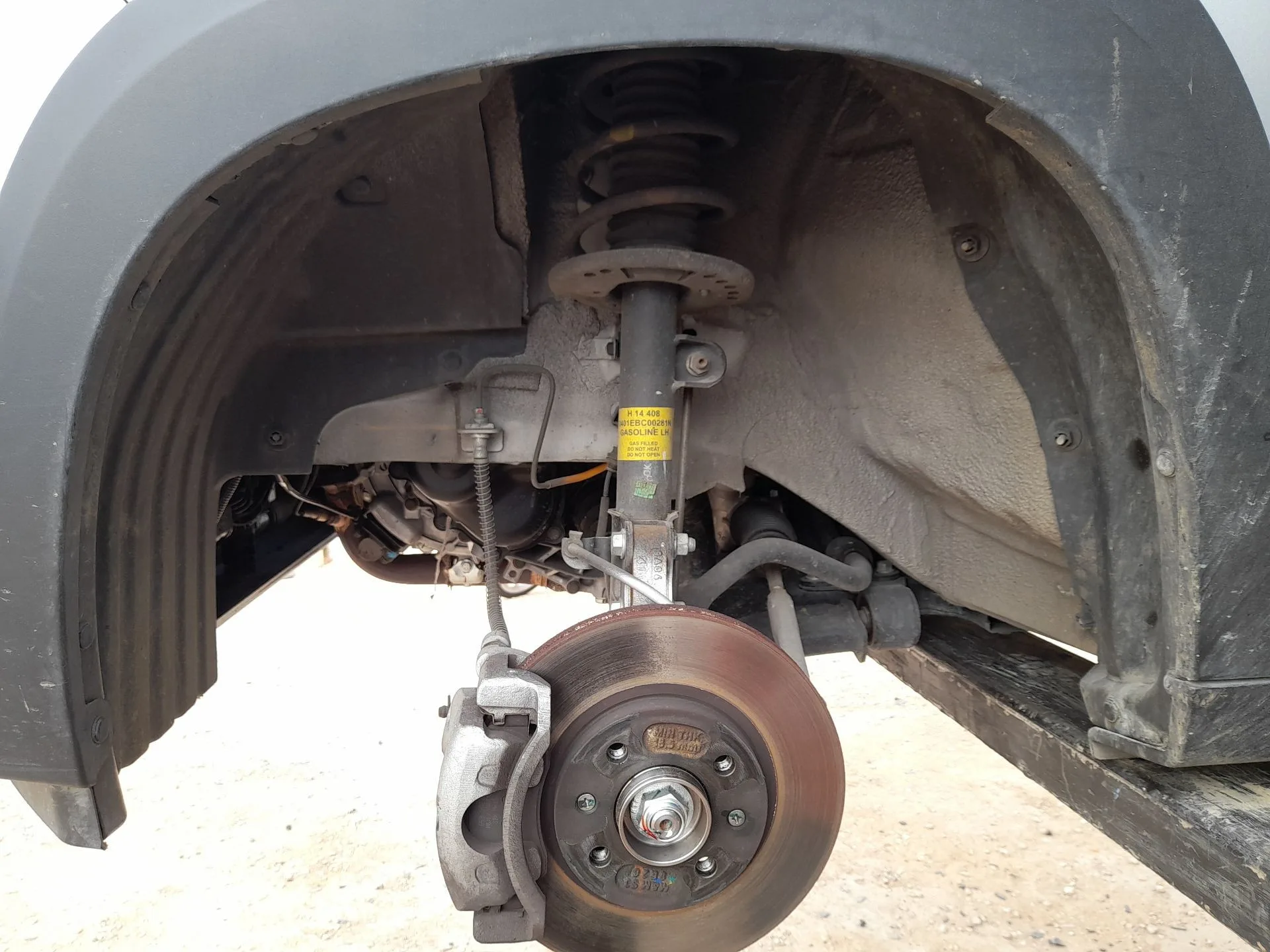 Plastico Pase Rueda Del. Izq. para Mahindra Kuv 100 Nxt
