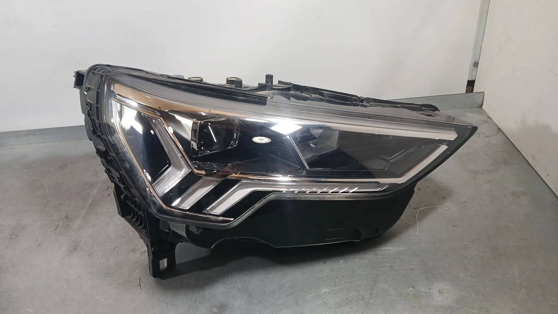 Faro Derecho para Audi Q3 Sportback (F3N)