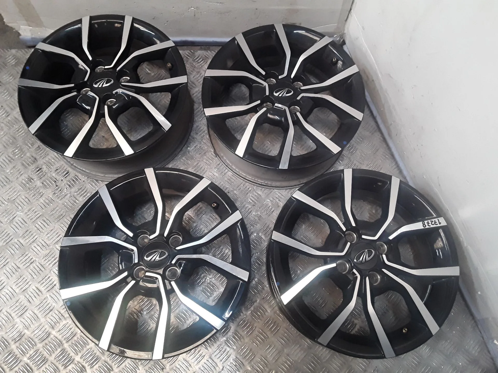 Juego Llantas Aluminio para Mahindra Kuv 100 Nxt