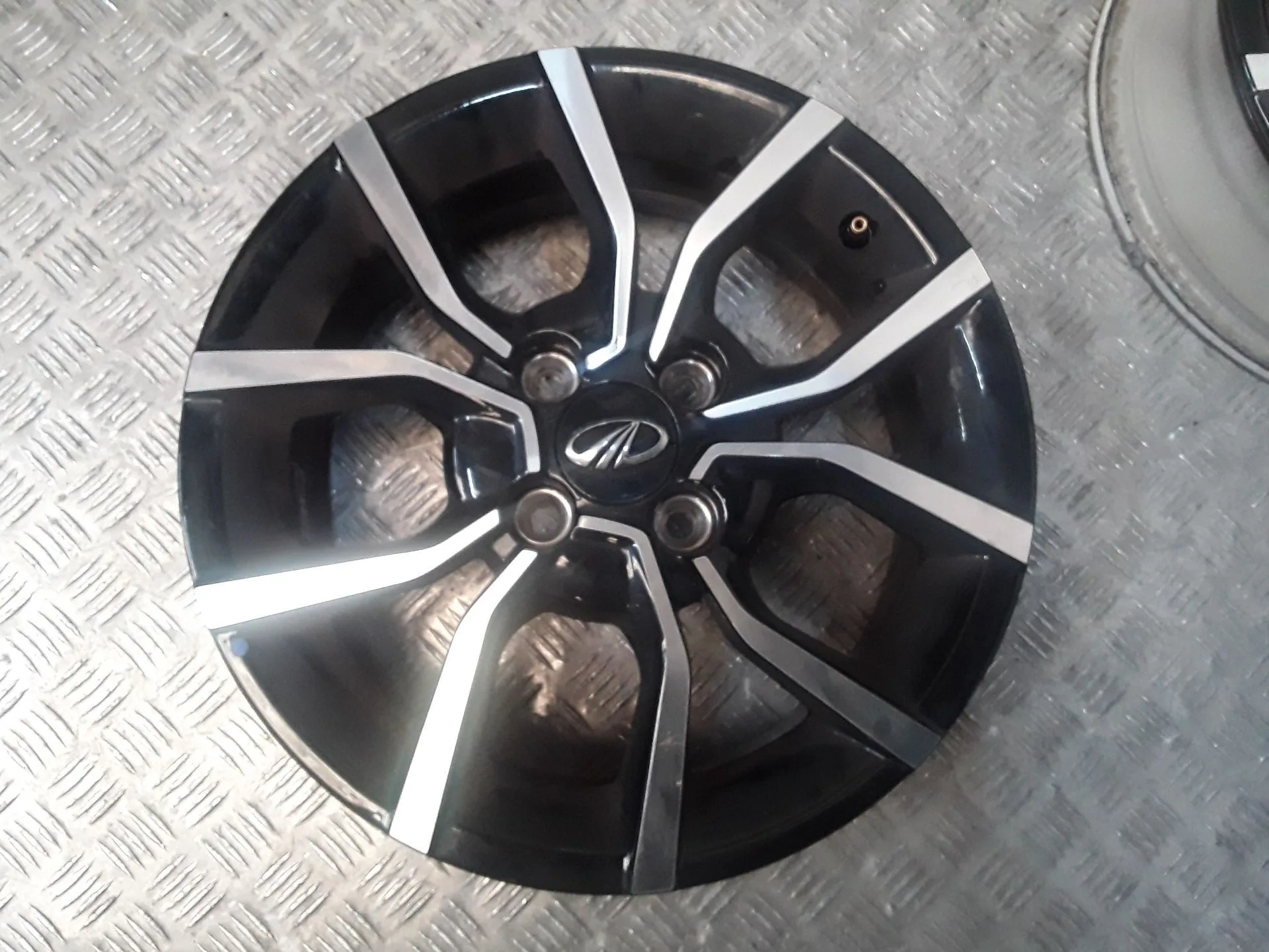 Juego Llantas Aluminio para Mahindra Kuv 100 Nxt