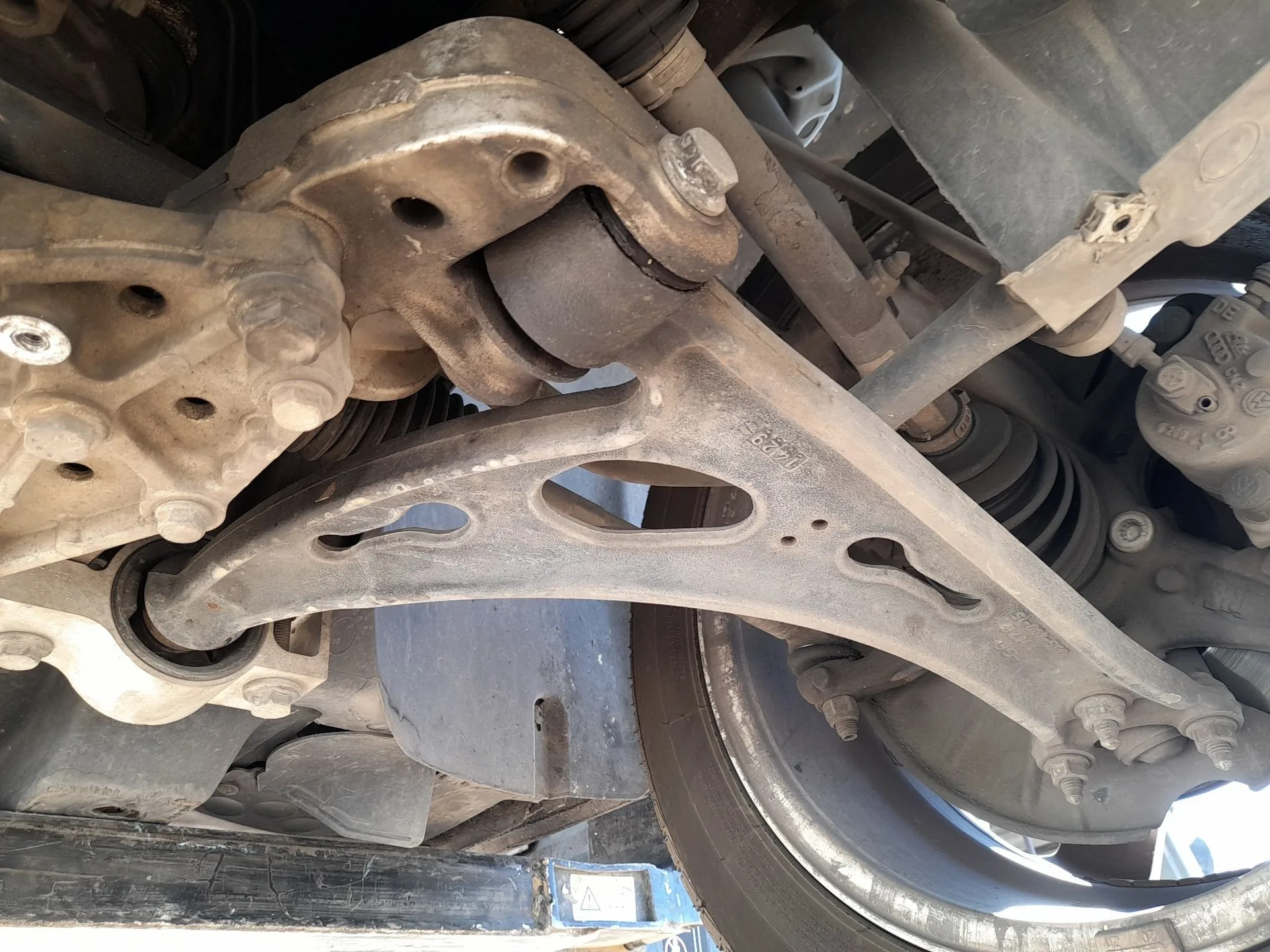 Brazo Suspension Inferior Delantero Izquierdo para Seat Leon (1P1)