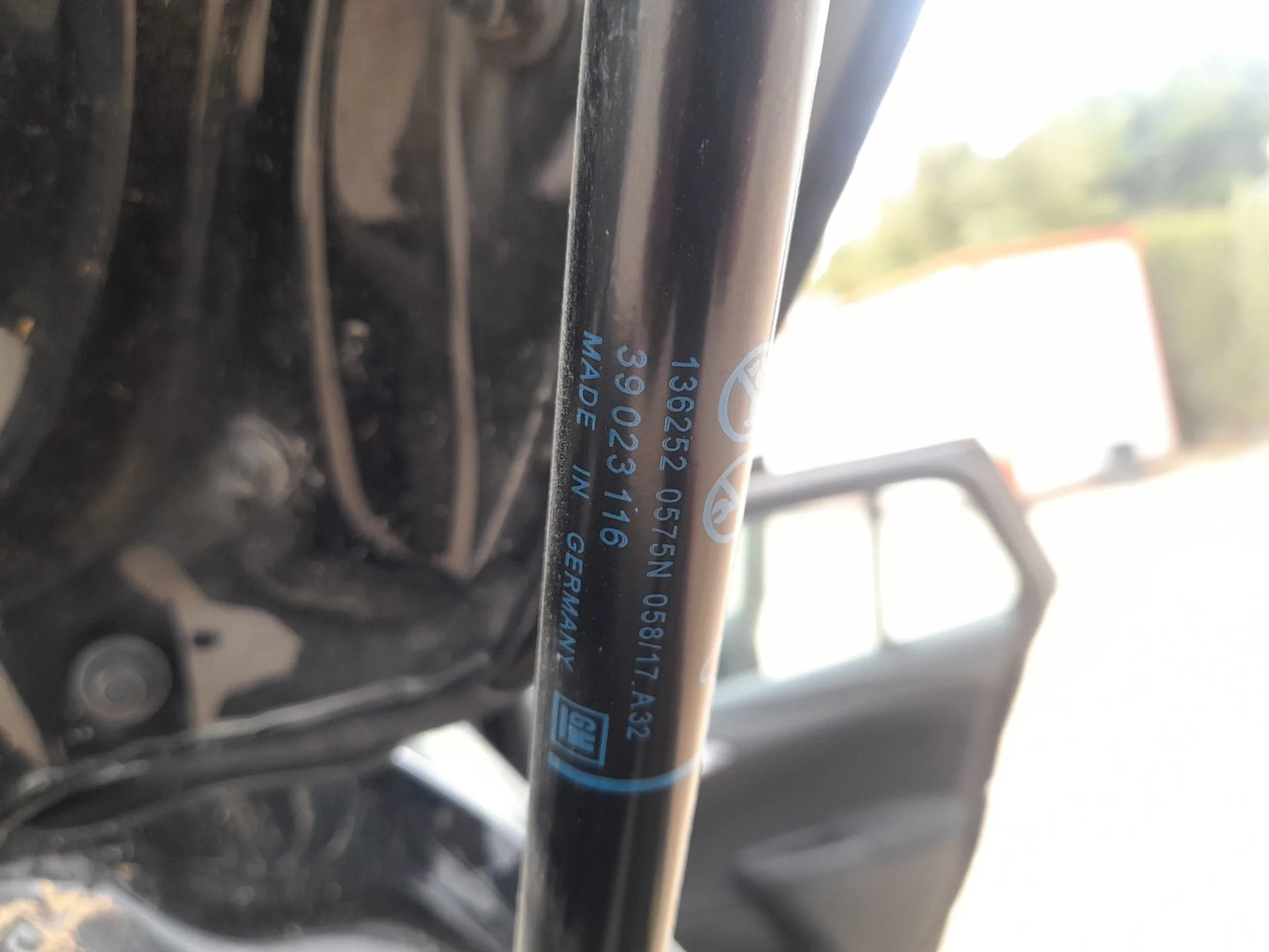 Amortiguadores Maletero / Porton para Opel Astra K Sports Tourer (B16)