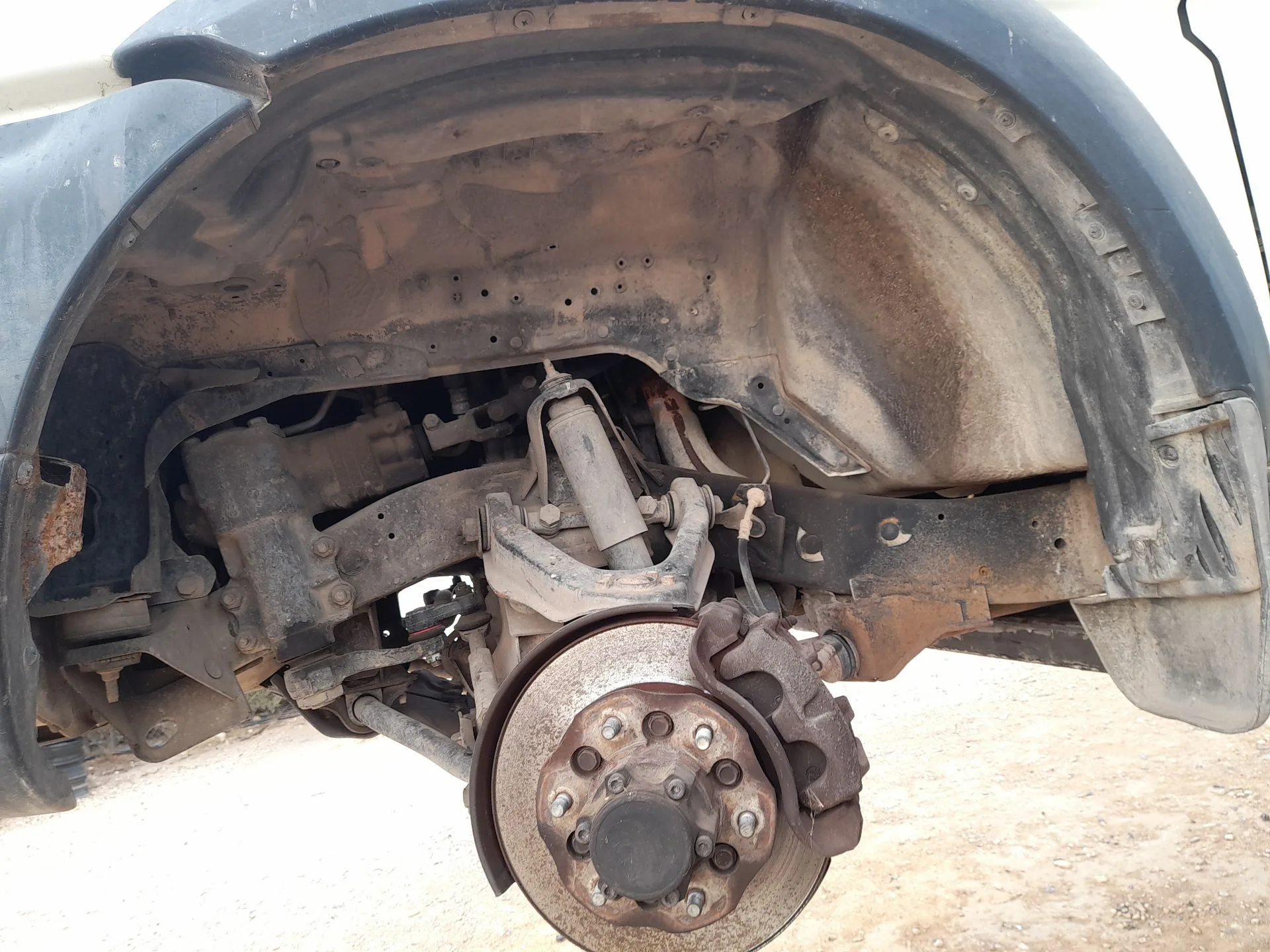 Plastico Pase Rueda Del. Izq. para Nissan Terrano Ii (R20)