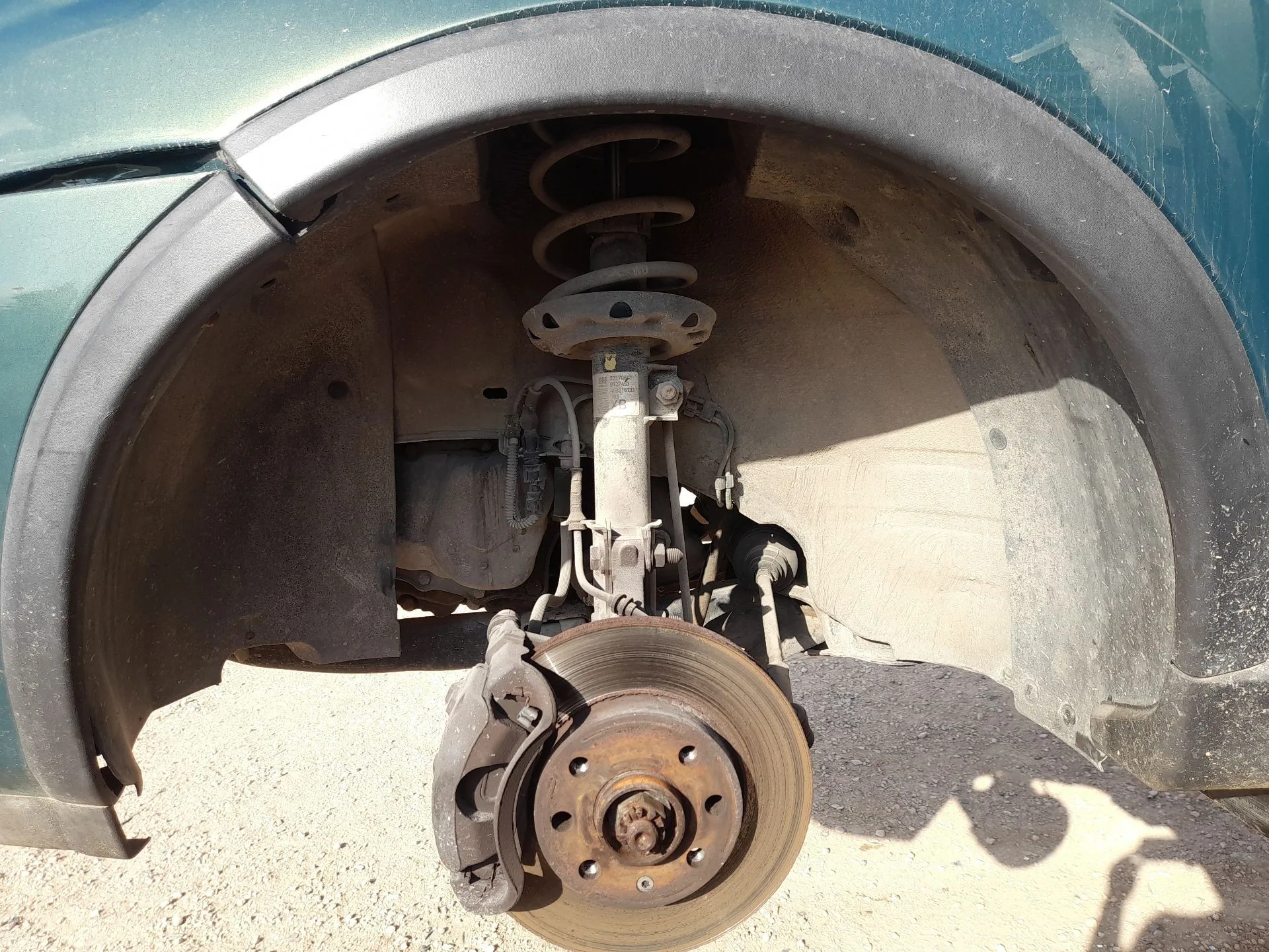 Plastico Pase Rueda Del. Izq. para Opel Corsa C (X01)