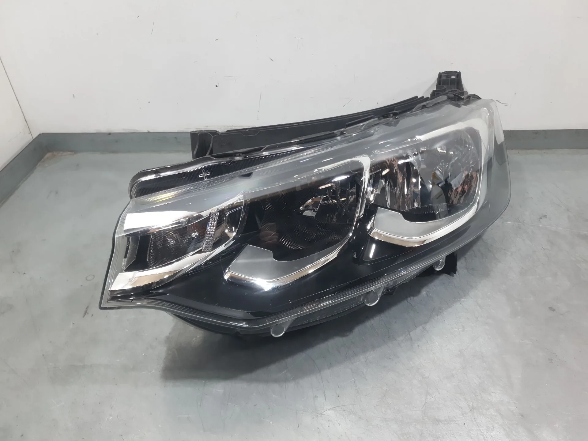 Faro Izquierdo para Citroën C-Elysee (Dd_)