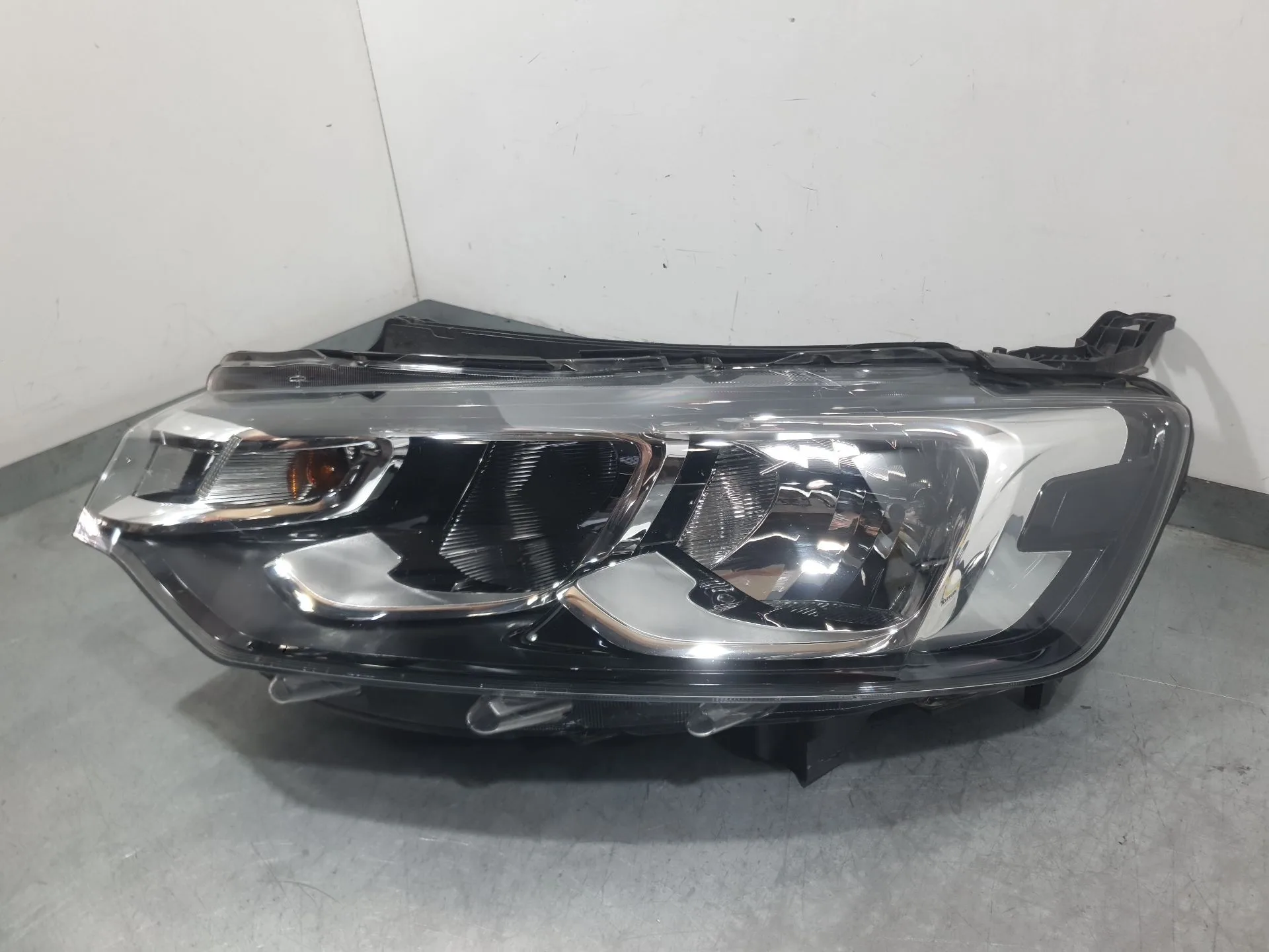 Faro Izquierdo para Citroën C-Elysee (Dd_)