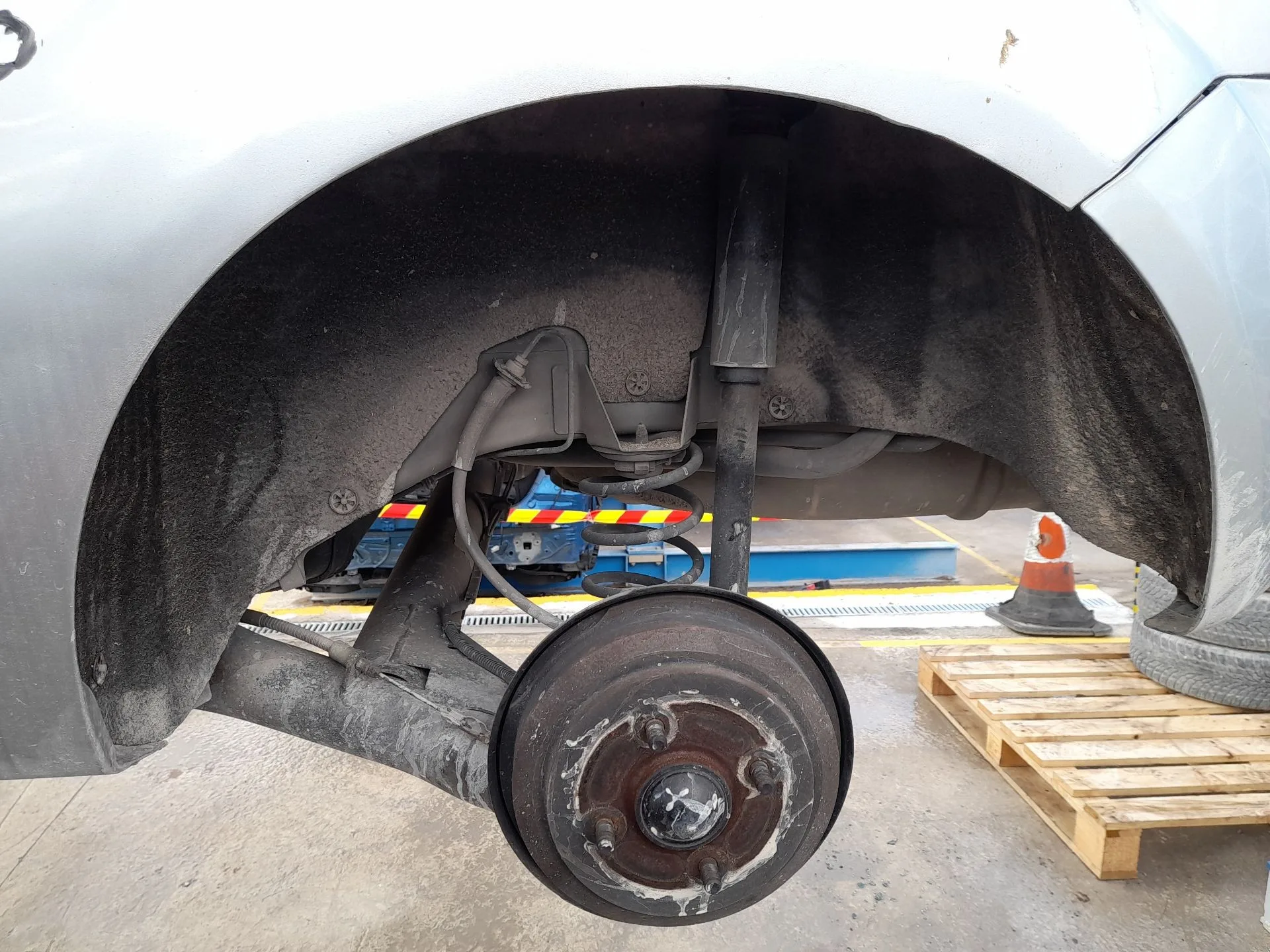 Plastico Pase Rueda Tras. Izq. para Ford Fiesta V (Jh_, Jd_)