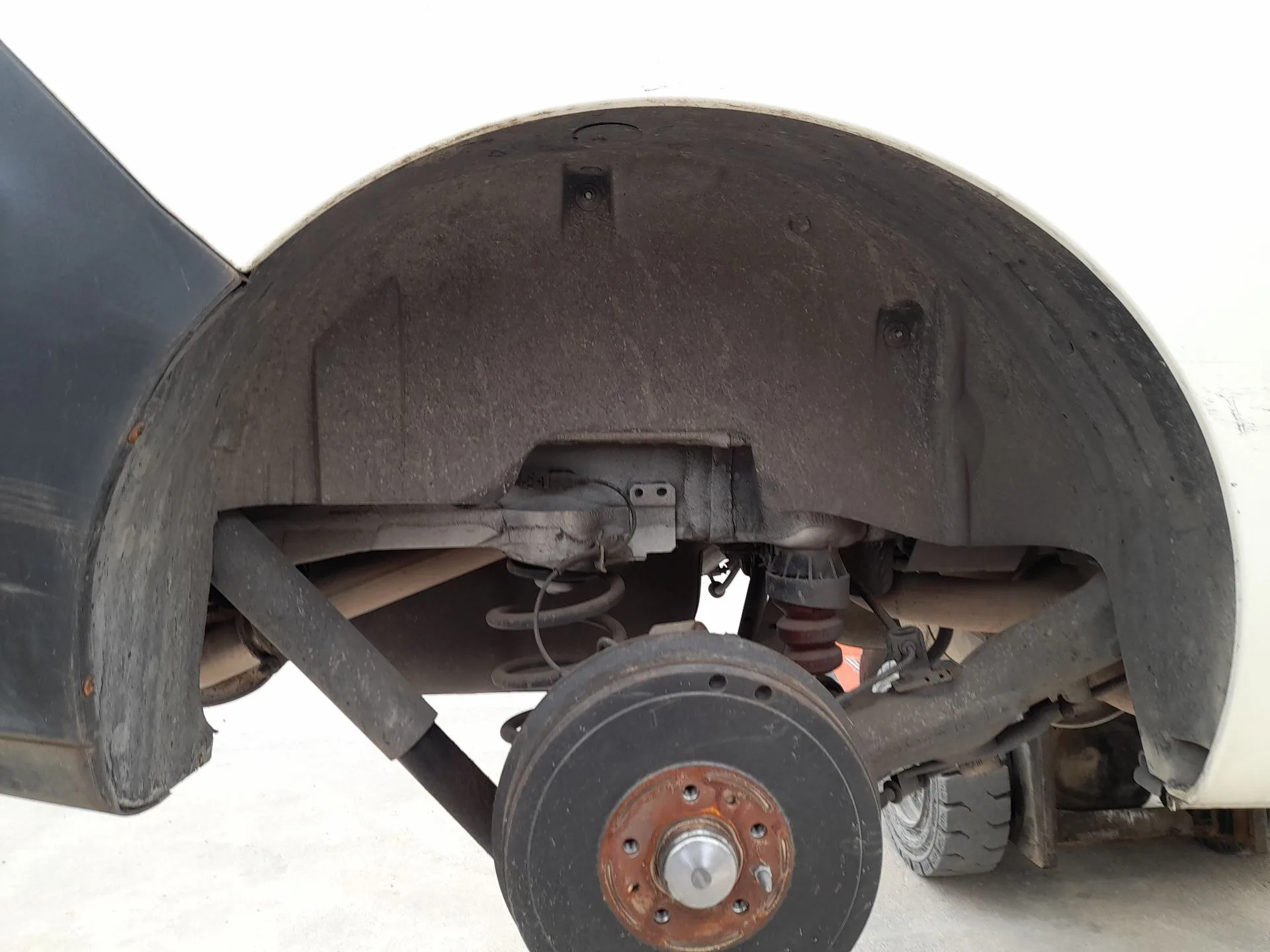 Plastico Pase Rueda Tras. Dch. para Fiat Doblo Cargo (263_)