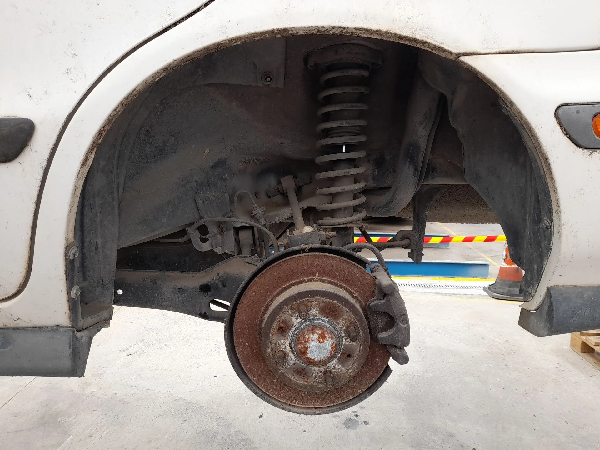 Plastico Pase Rueda Tras. Izq. para Volvo S40 I (644)