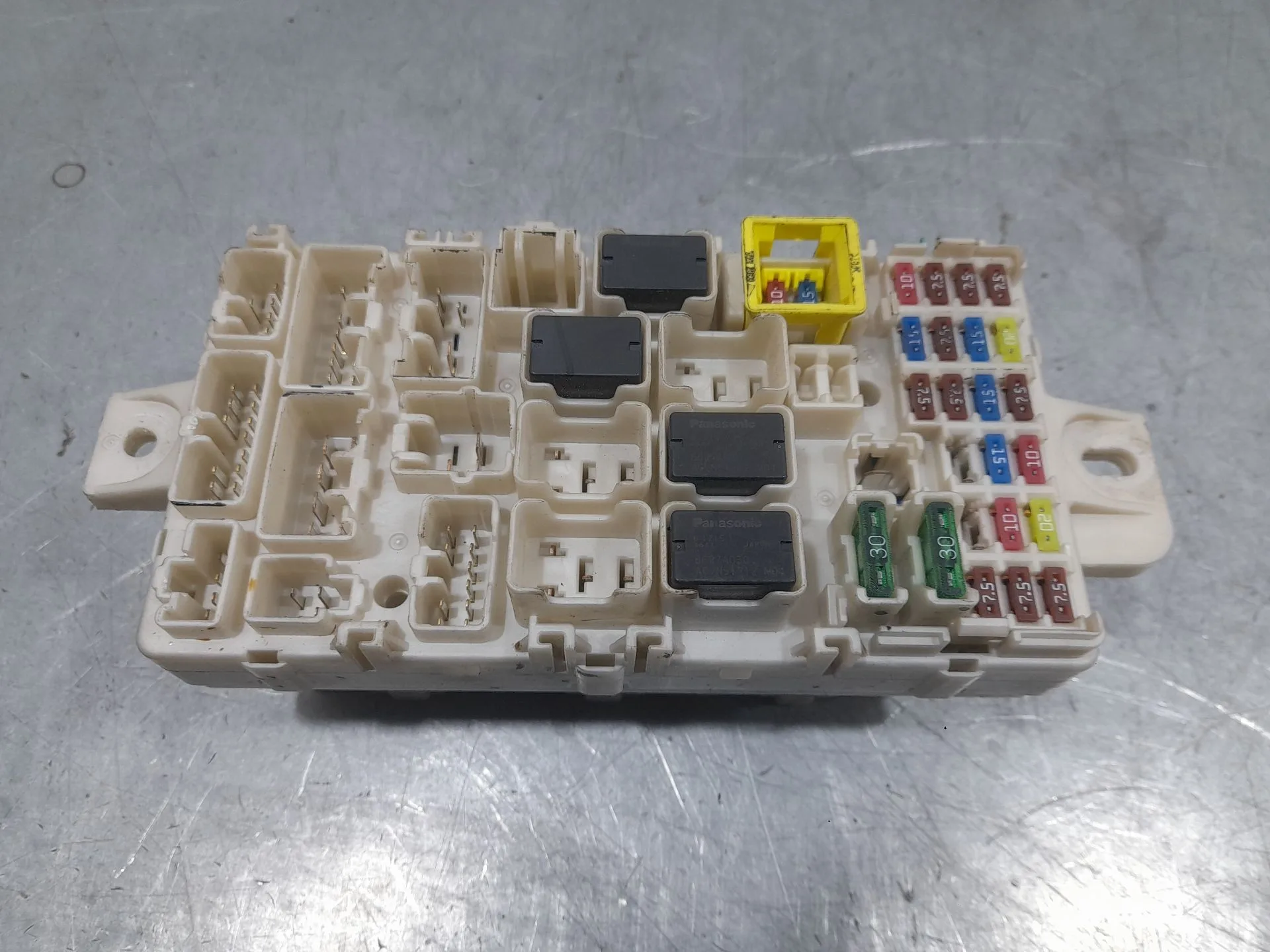 Caja Reles / Fusibles para Mitsubishi Space Star (A00)