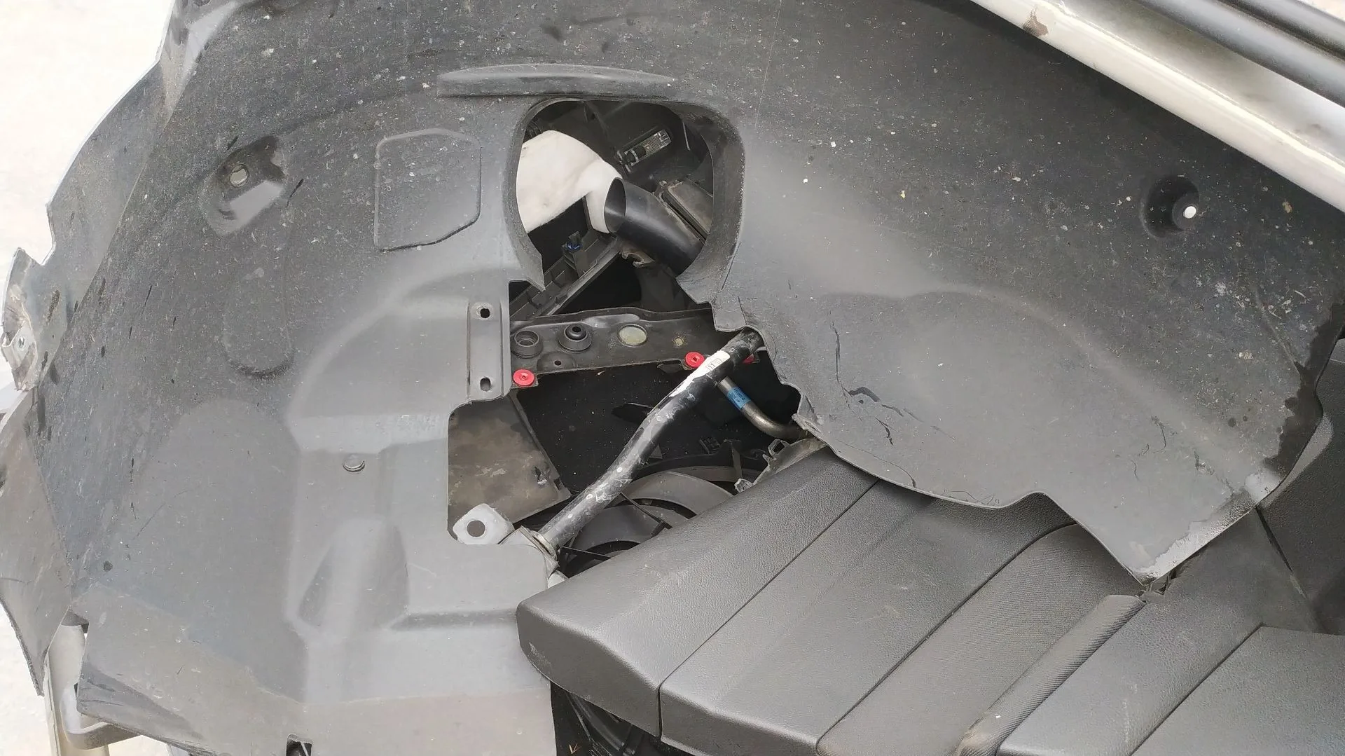 Plastico Pase Rueda Del. Izq. para Ford Focus Iii