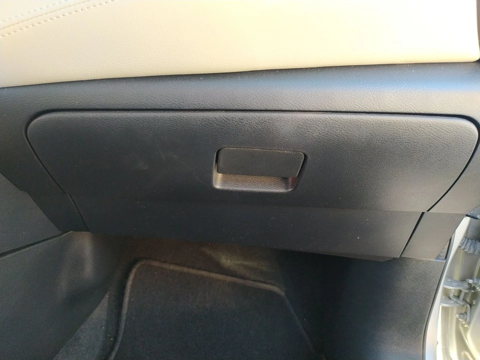 Guantera para Nissan Micra V (K14)