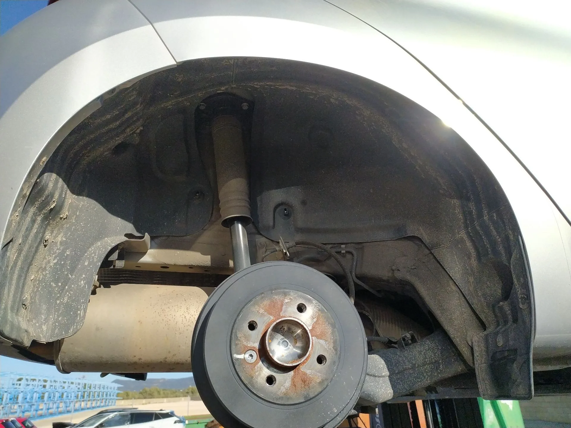 Plastico Pase Rueda Tras. Dch. para Nissan Micra V (K14)