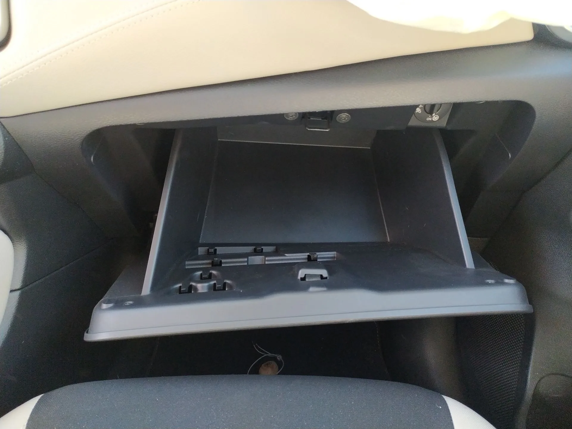 Guantera para Nissan Micra V (K14)
