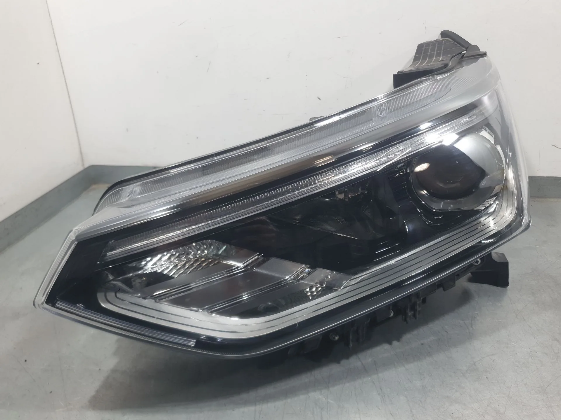 Faro Izquierdo para Kg Mobility Korando (C300)