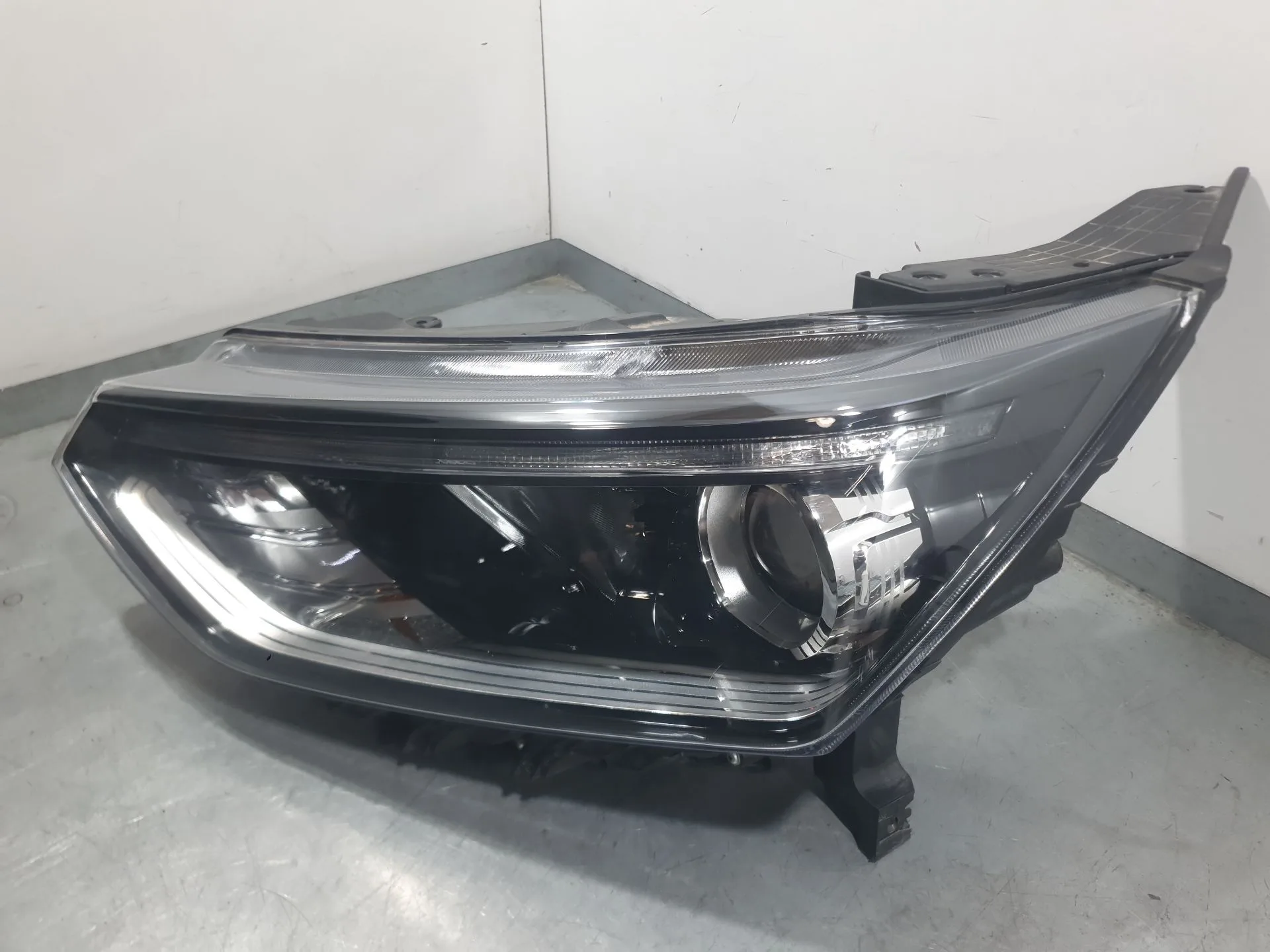 Faro Izquierdo para Kg Mobility Korando (C300)