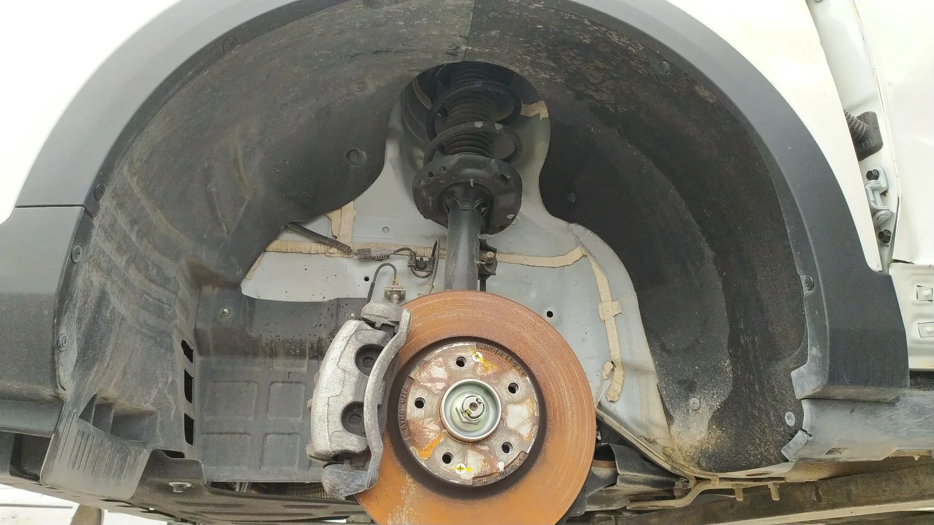Plastico Pase Rueda Del. Izq. para Kg Mobility Korando (C300)
