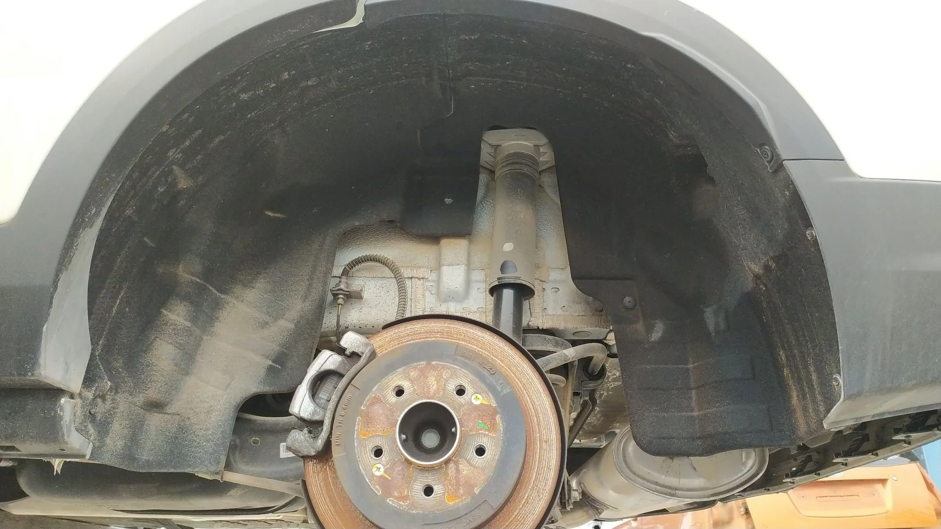 Plastico Pase Rueda Tras. Izq. para Kg Mobility Korando (C300)
