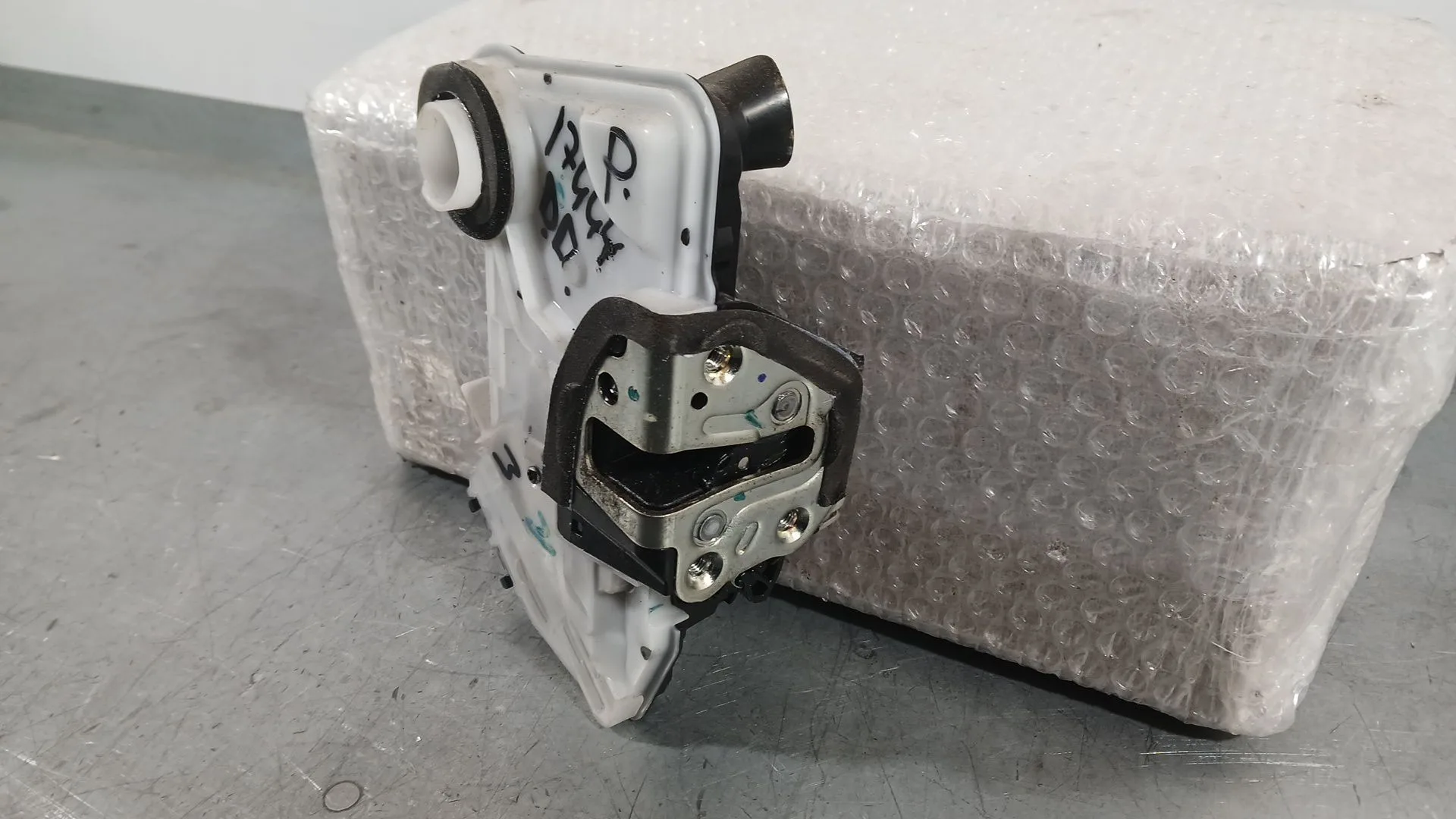 Cerradura Puerta Delantera Derecha para Toyota Corolla Ranchera Familiar (_E21_)