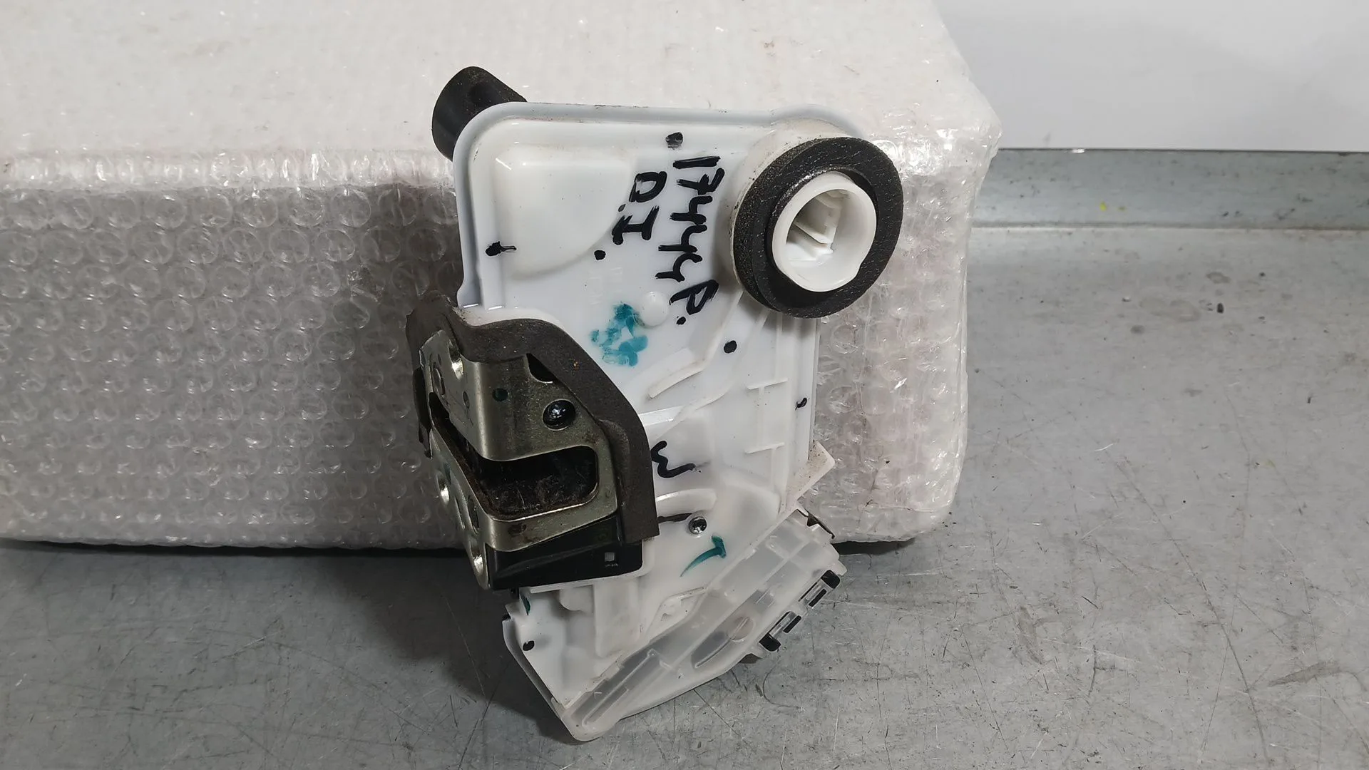 Cerradura Puerta Delantera Izquierda para Toyota Corolla Ranchera Familiar (_E21_)