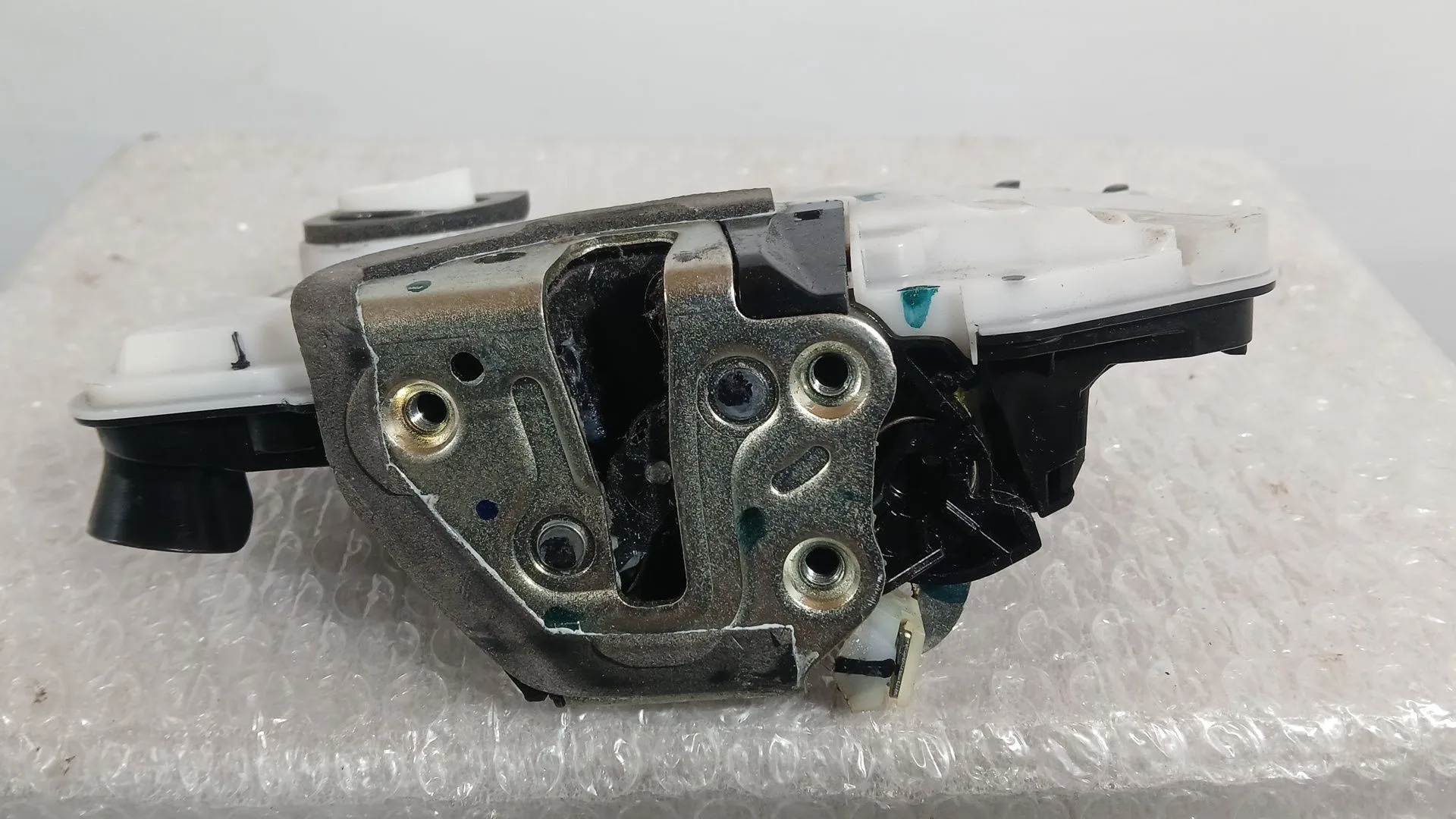 Cerradura Puerta Delantera Izquierda para Toyota Corolla Ranchera Familiar (_E21_)