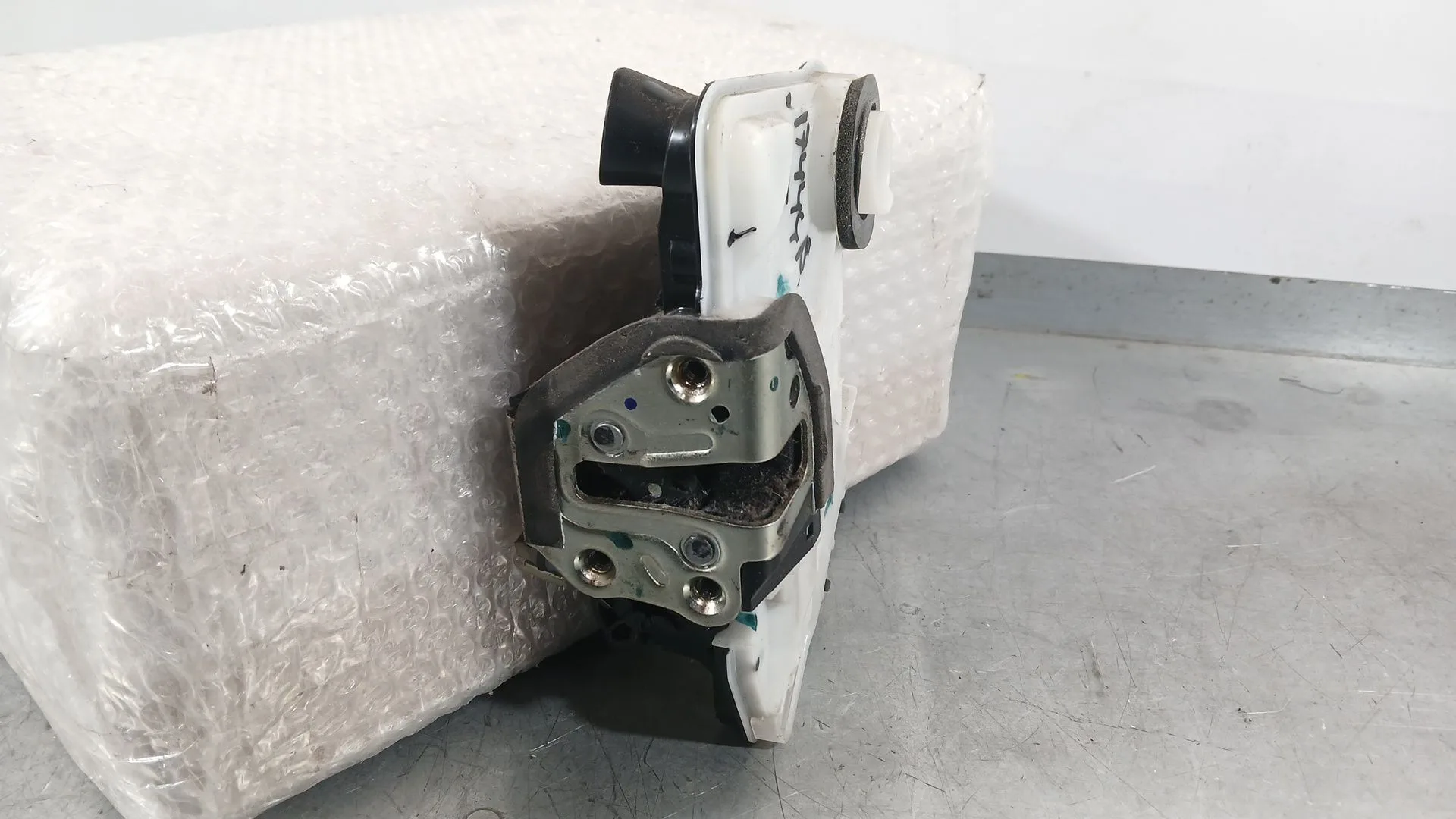 Cerradura Puerta Trasera Izquierda para Toyota Corolla Ranchera Familiar (_E21_)