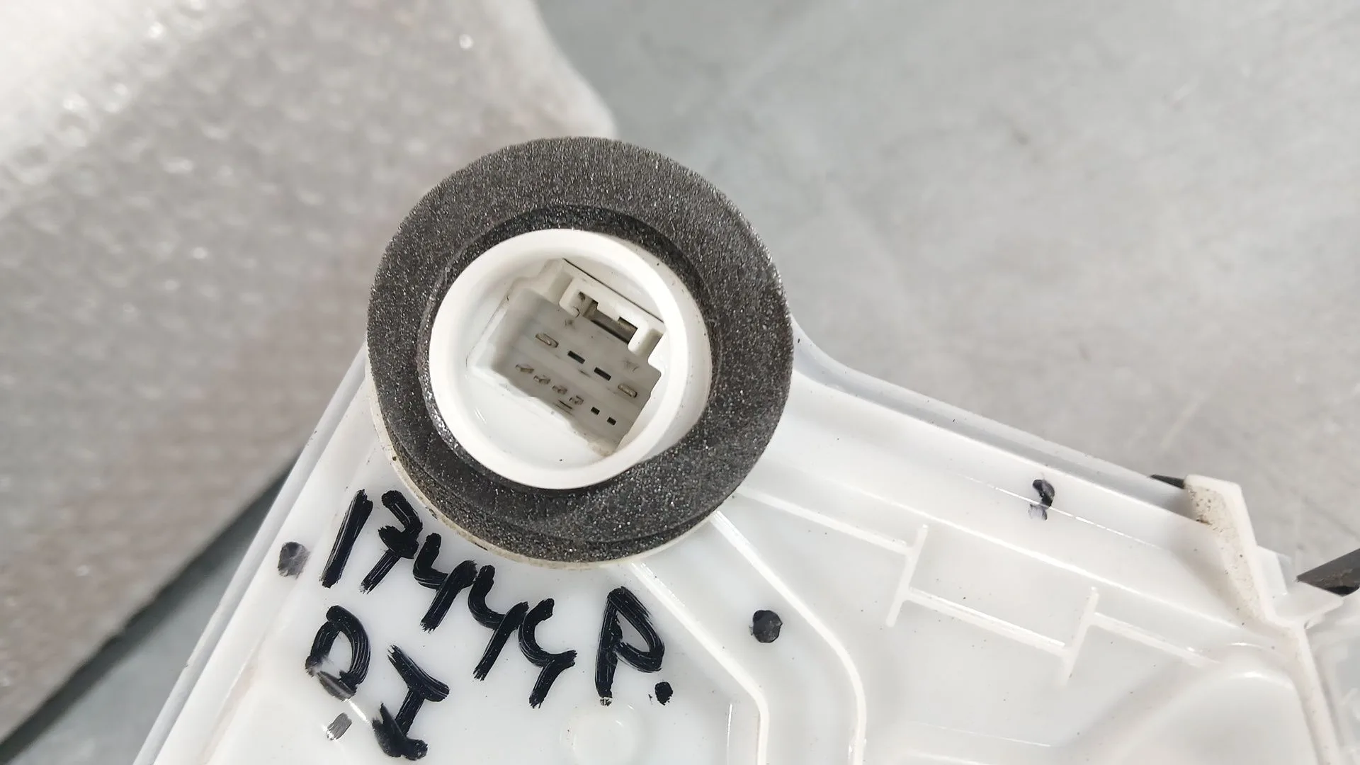 Cerradura Puerta Trasera Izquierda para Toyota Corolla Ranchera Familiar (_E21_)