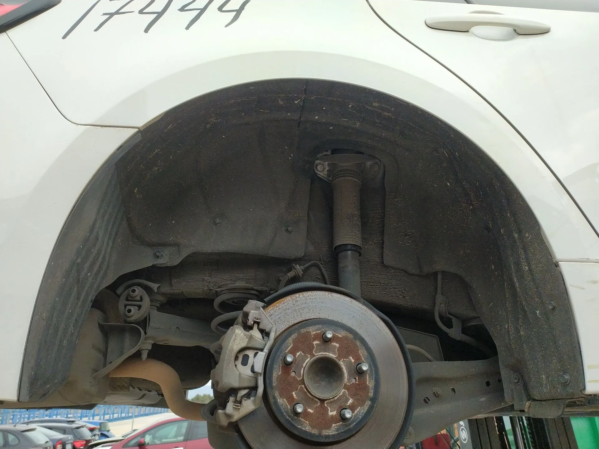 Plastico Pase Rueda Tras. Dch. para Toyota Corolla Ranchera Familiar (_E21_)