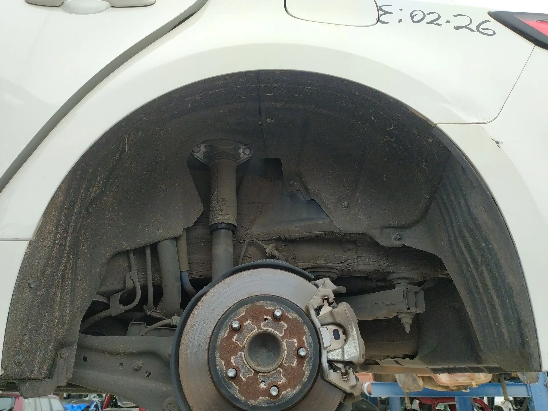 Plastico Pase Rueda Tras. Izq. para Toyota Corolla Ranchera Familiar (_E21_)