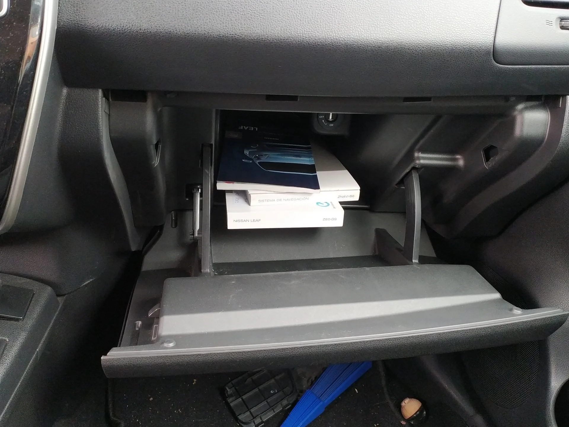 Guantera para Nissan Leaf (Ze0)