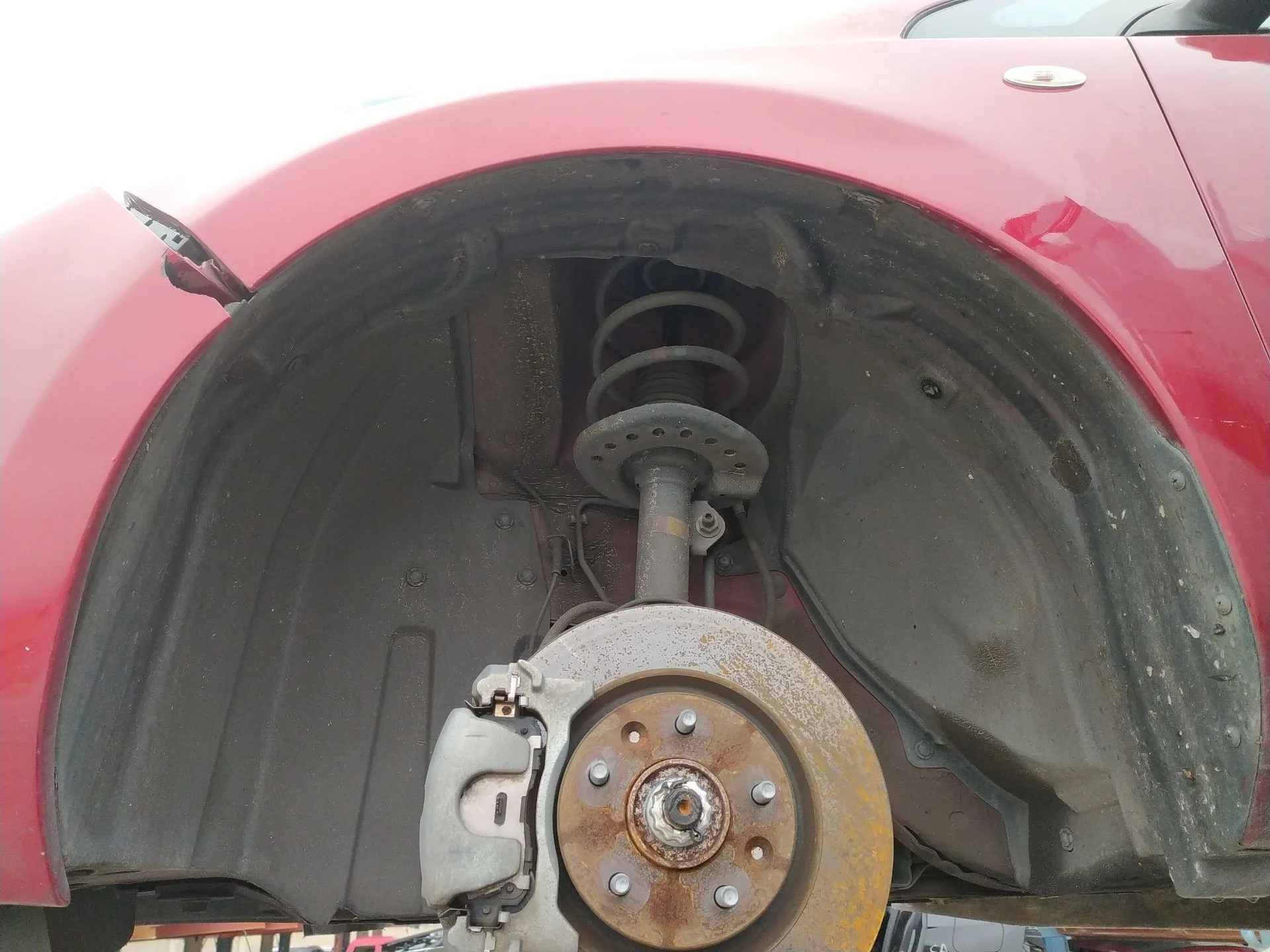 Plastico Pase Rueda Del. Izq. para Nissan Leaf (Ze0)