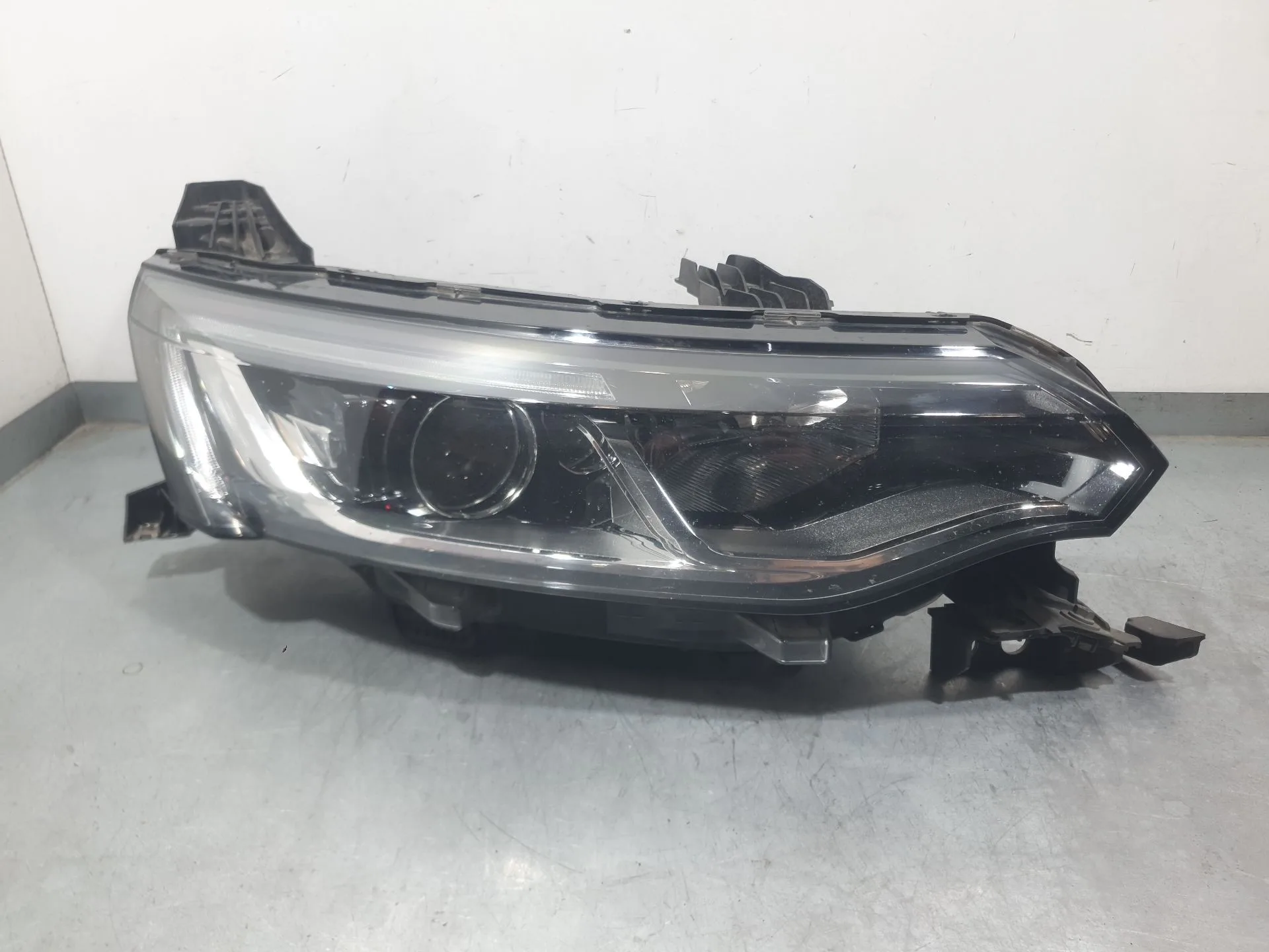 Faro Derecho para Renault Talisman (Lp_)